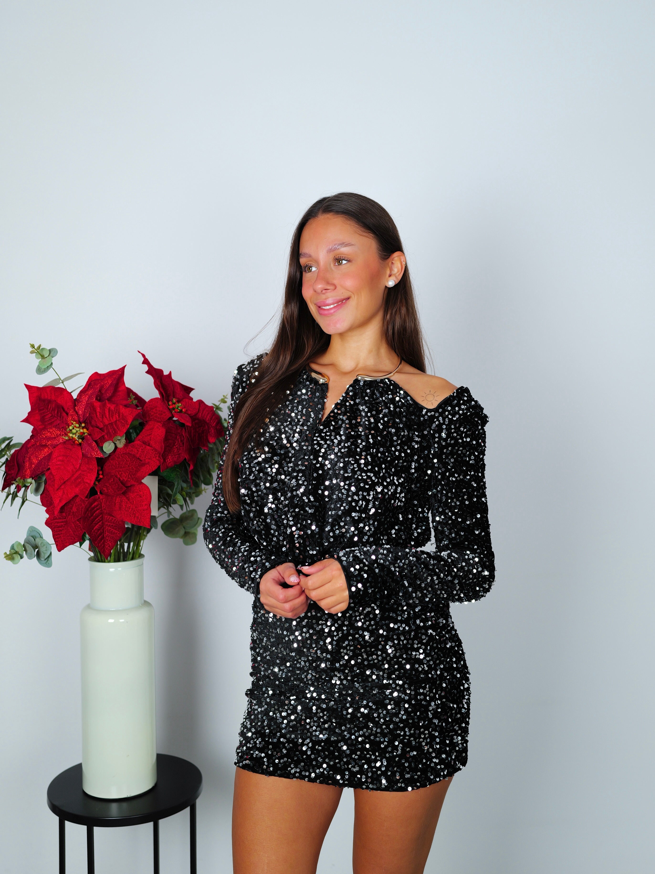 Robe en velours avec tour de cou en paillettes or or argent