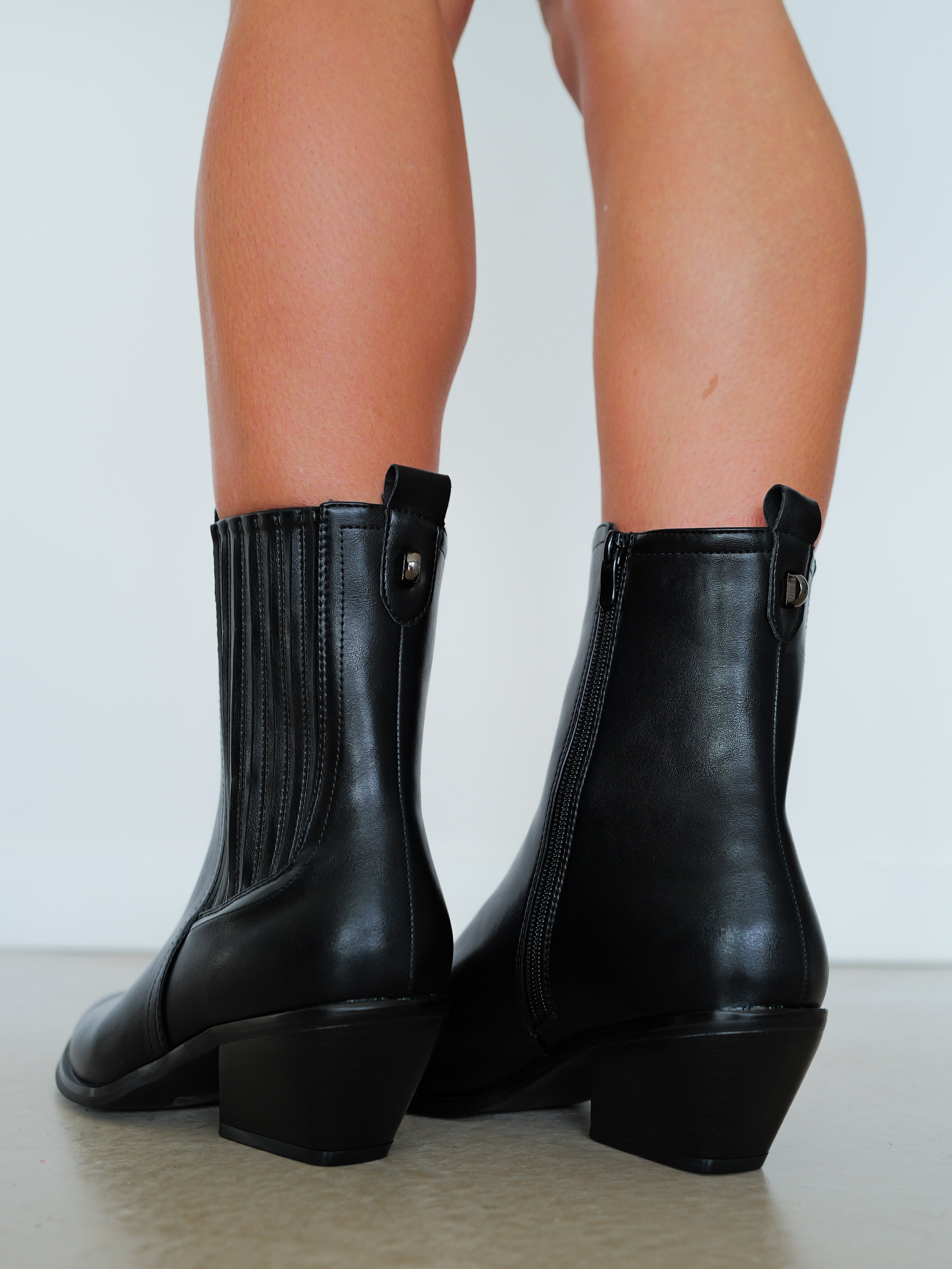 Bottines cow-boy en cuir noir