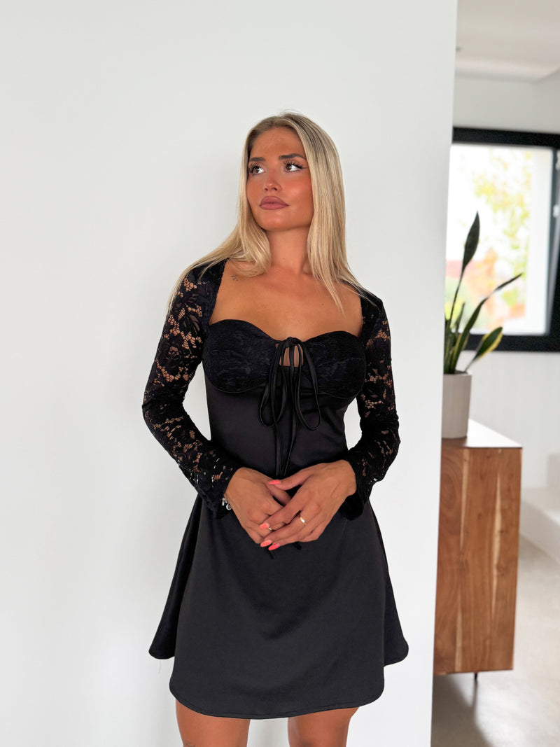 Robe à cœur avec manches en dentelle noire