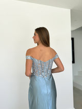 Robe à manches en dentelle de satin bleu clair