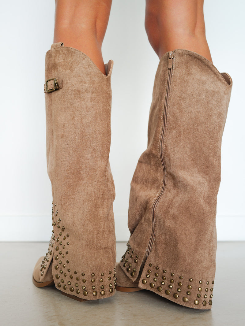 Bottines à talons cloutés en daim taupe