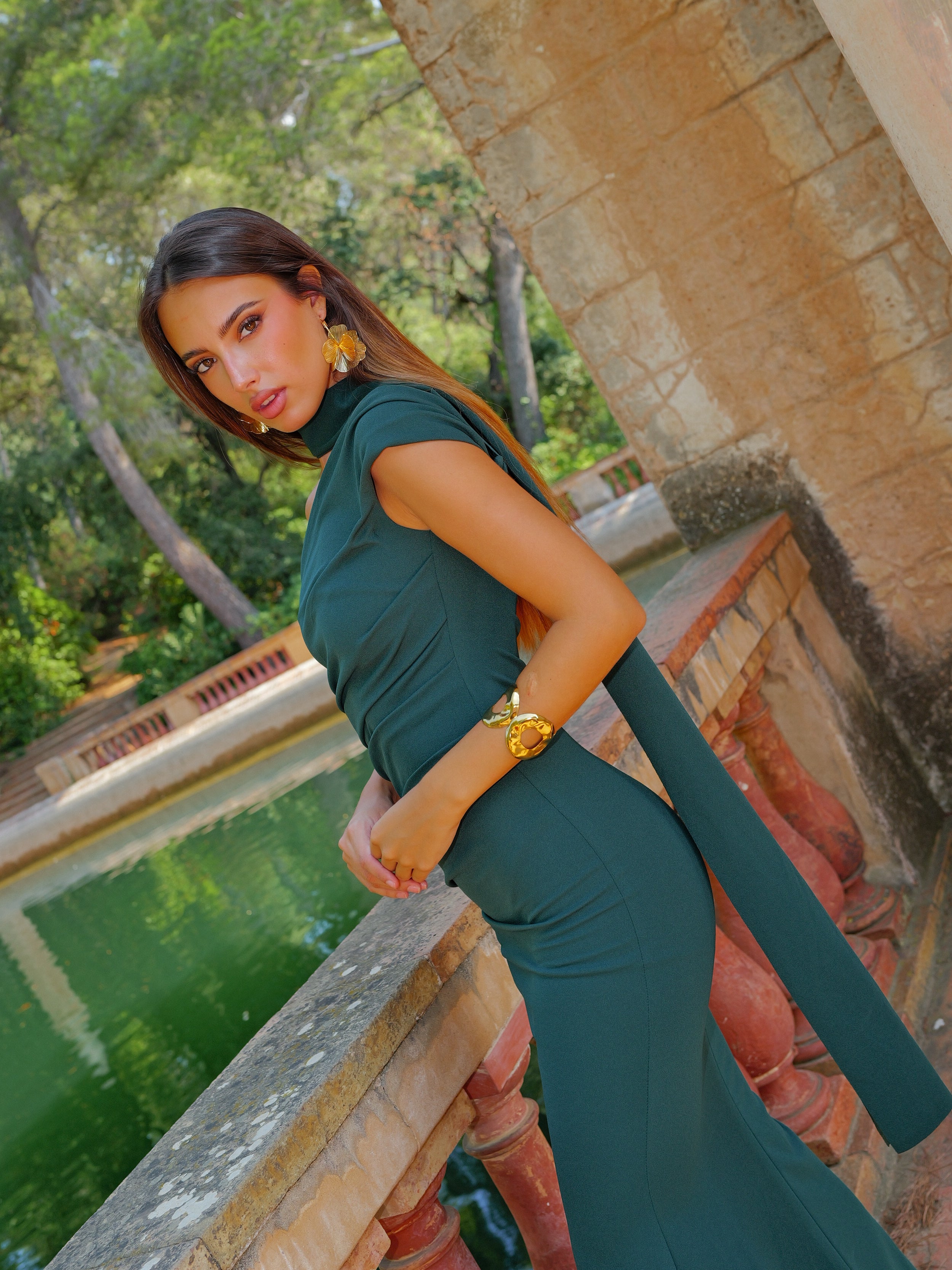 Robe asymétrique avec tour de cou en forme de bouteille