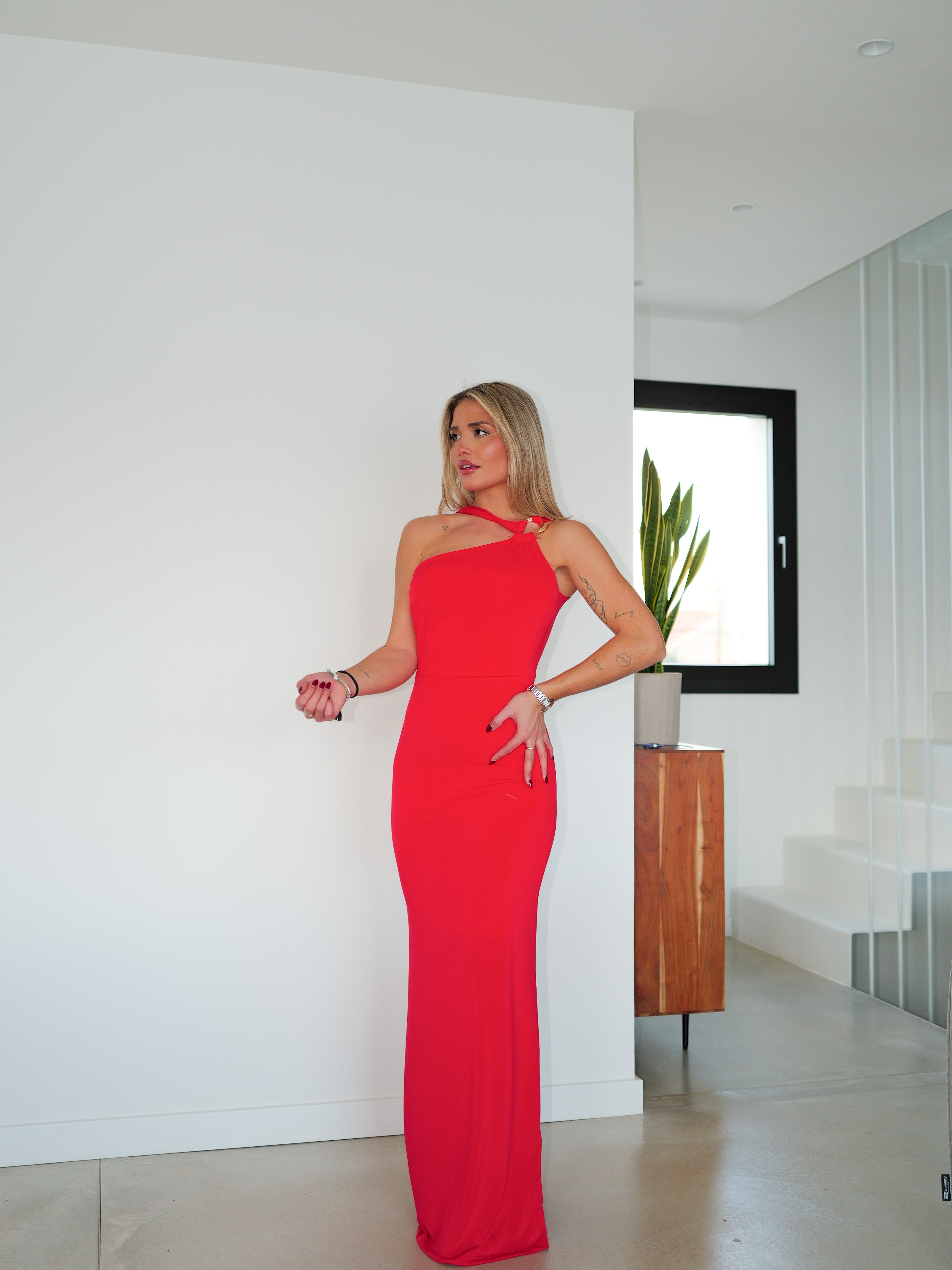 Robe longue avec anneau asymétrique rouge