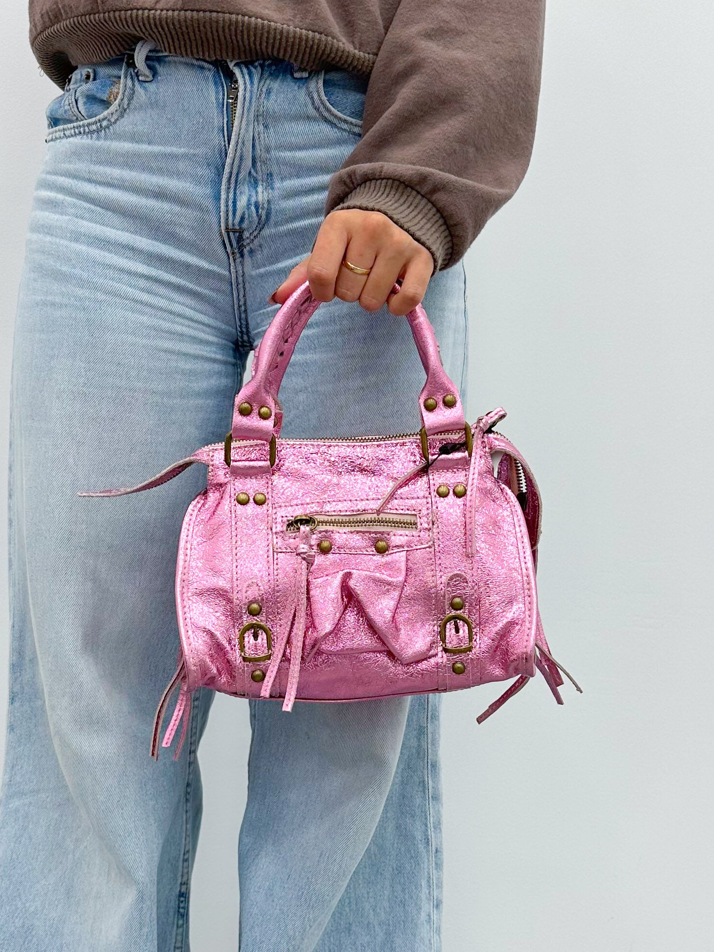 Sac en cuir rose à boucles brillantes