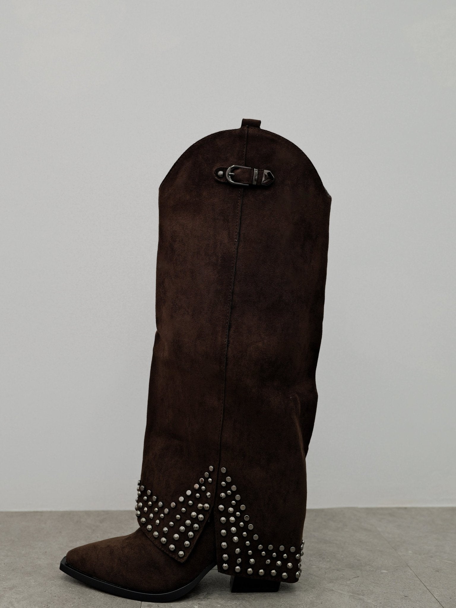 Botte à talons cloutée en daim chocolat - Sorellas The Brand Barcelona S.L