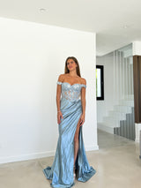 Robe à manches en dentelle de satin bleu clair