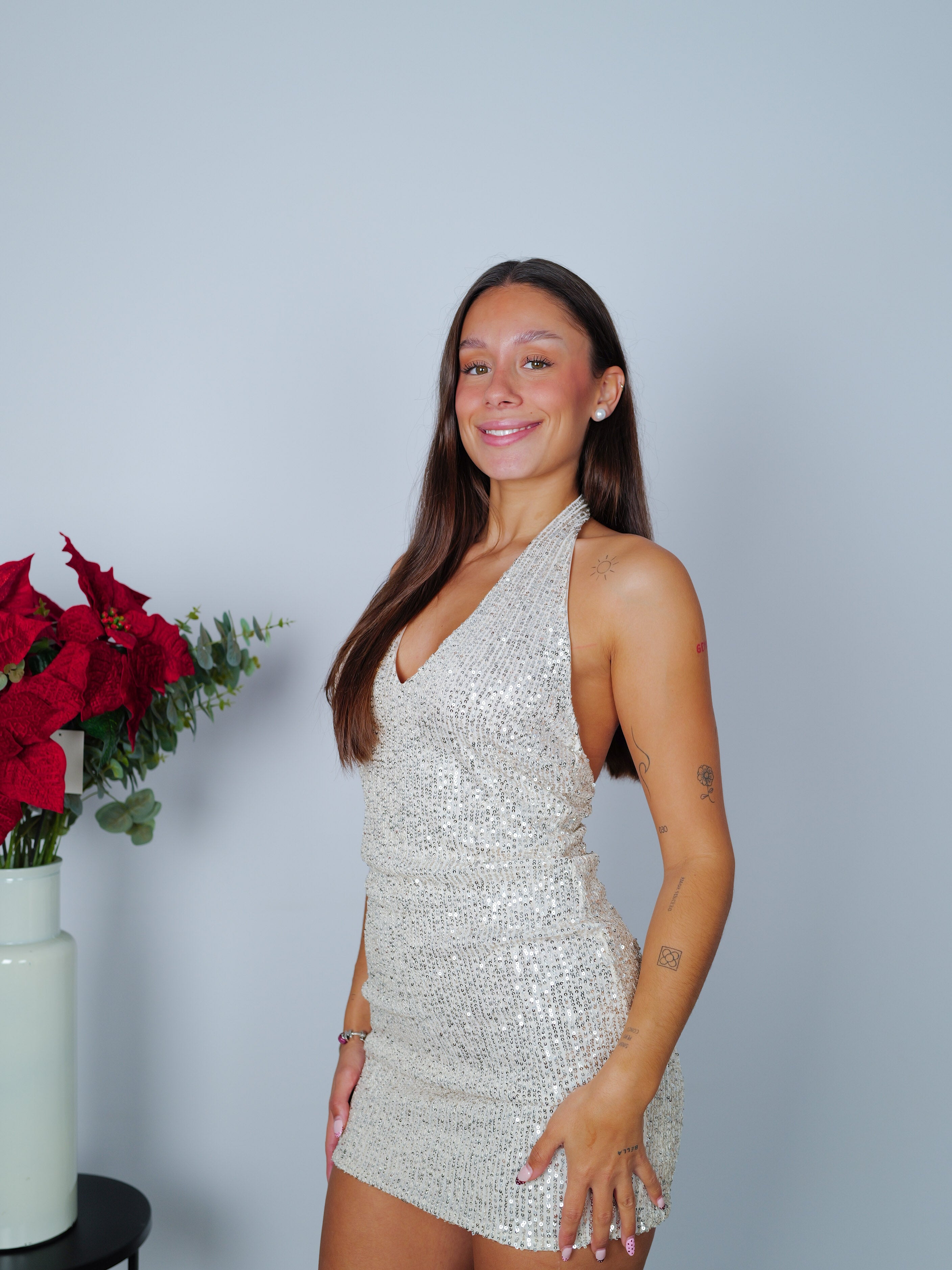 Robe beige à col en V et à dos pailleté