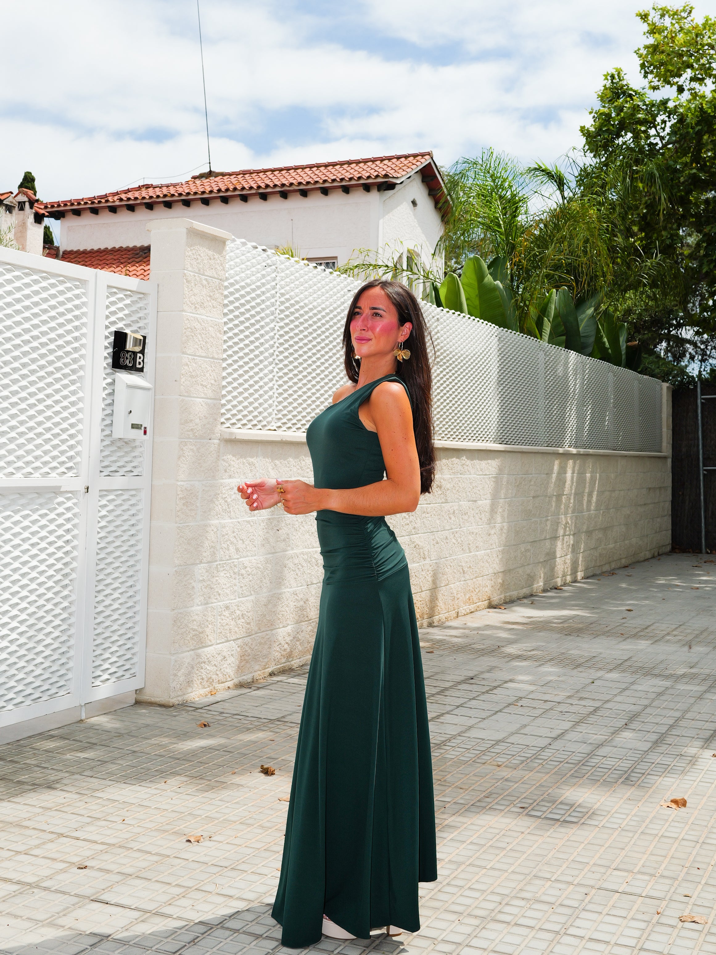 Robe à manches asymétriques avec bandeau bouteille