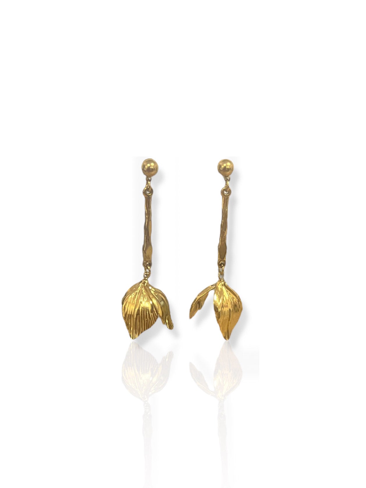 Les BOUCLES D'OREILLES laissent tomber les feuilles d'or