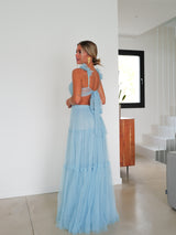 Robe fendue en tulle bleu clair