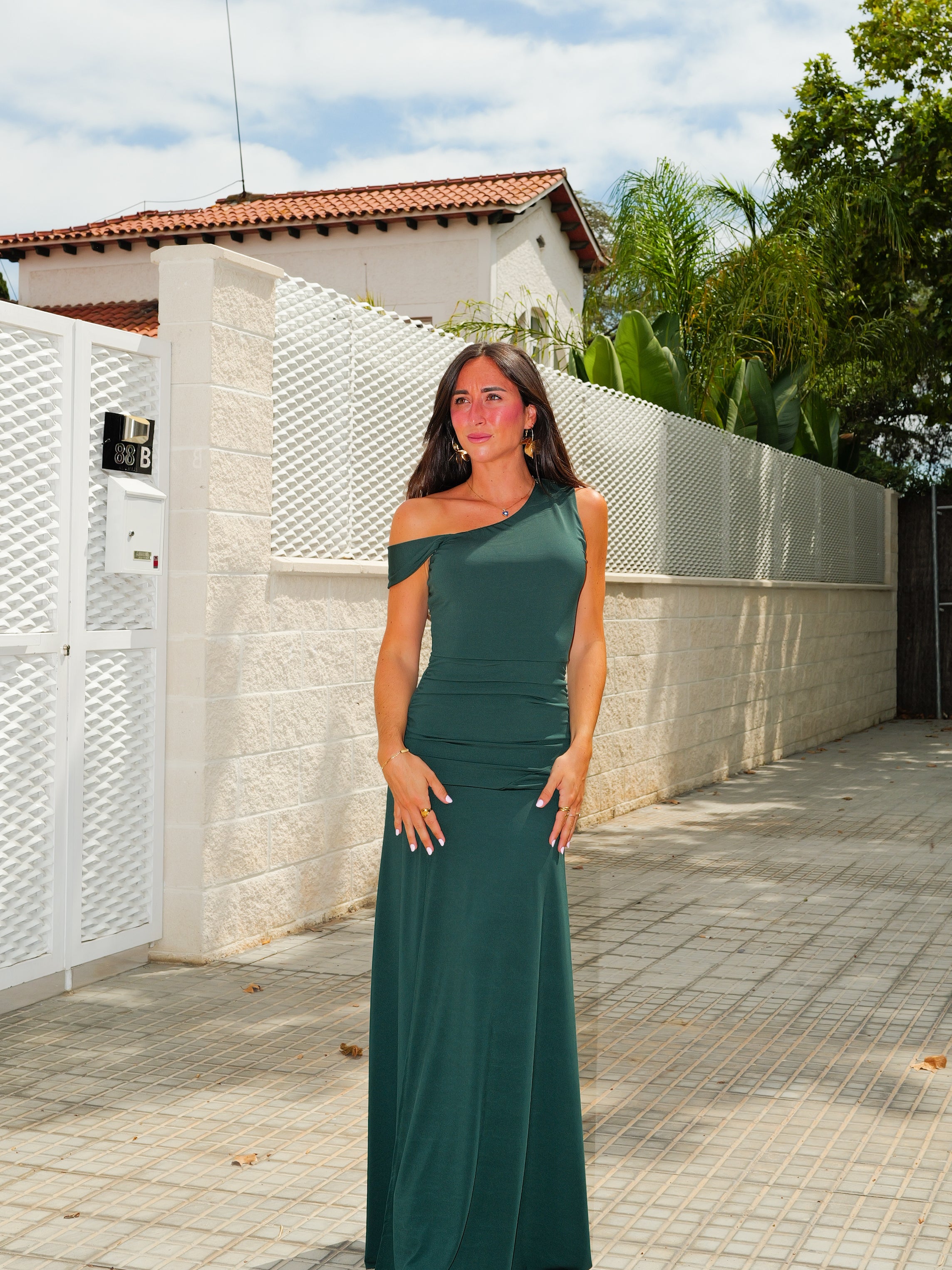 Robe à manches asymétriques avec bandeau bouteille