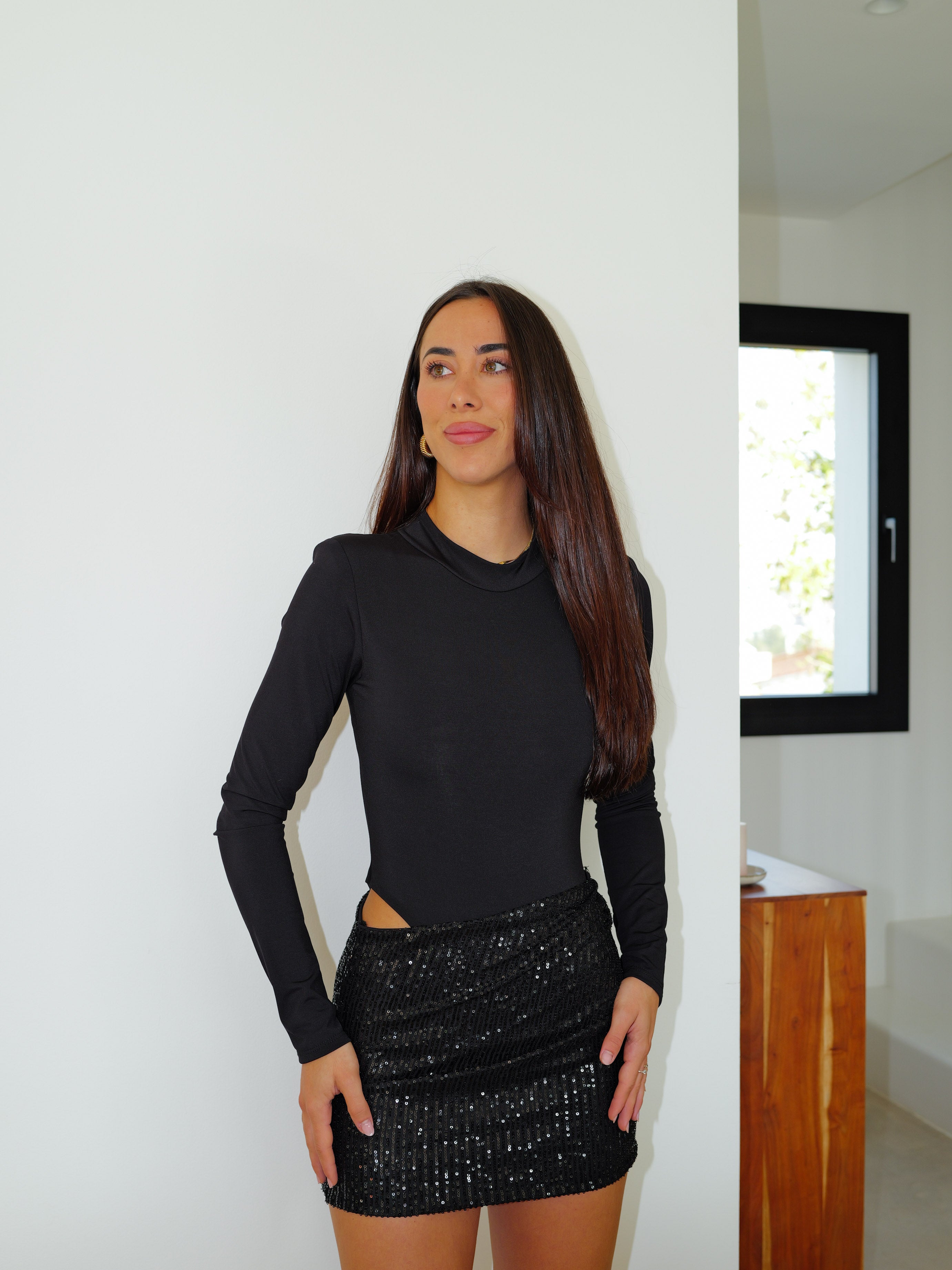 Mini robe bodycon à paillettes noires