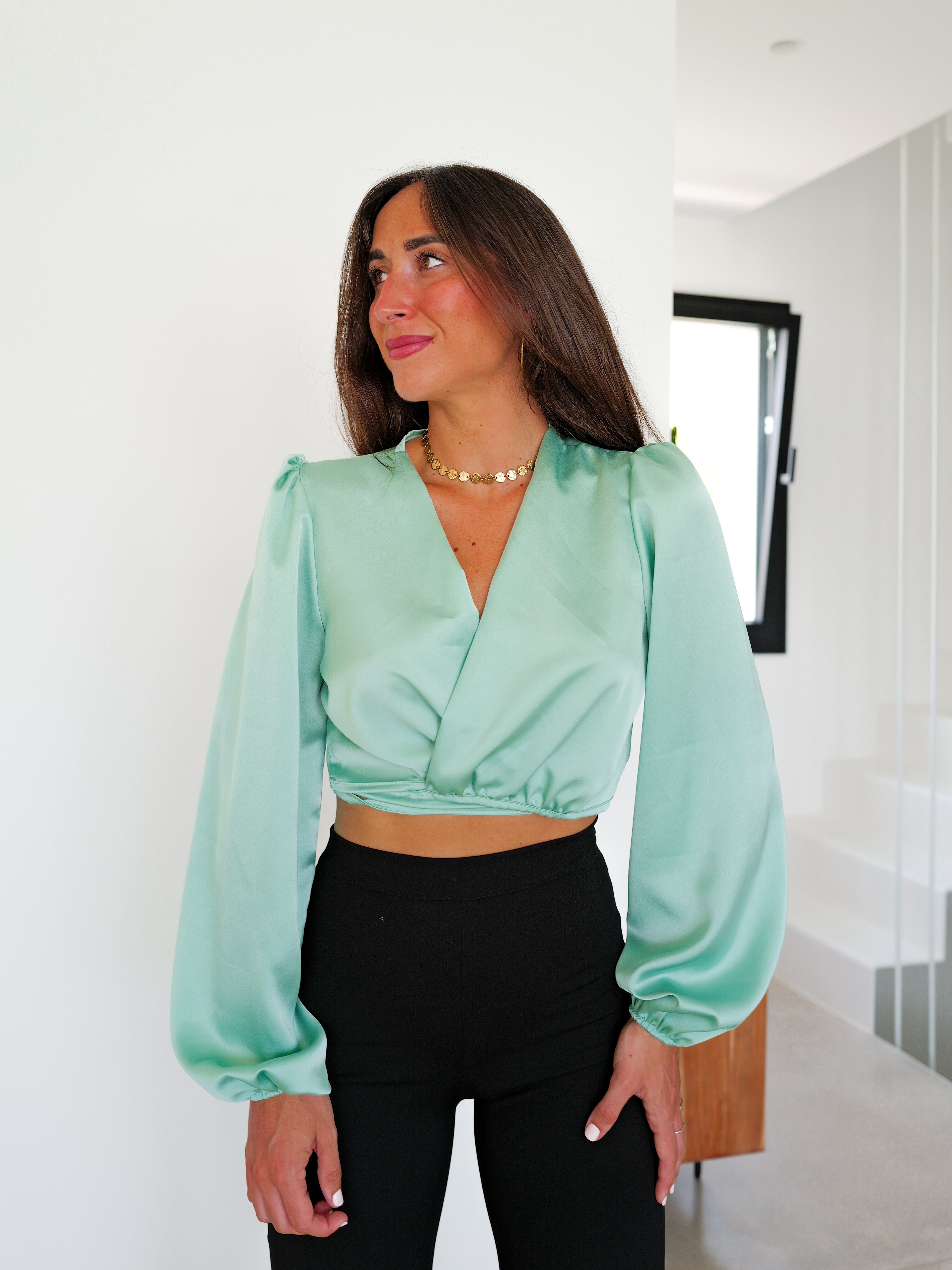 Blouse croisée en satin menthe