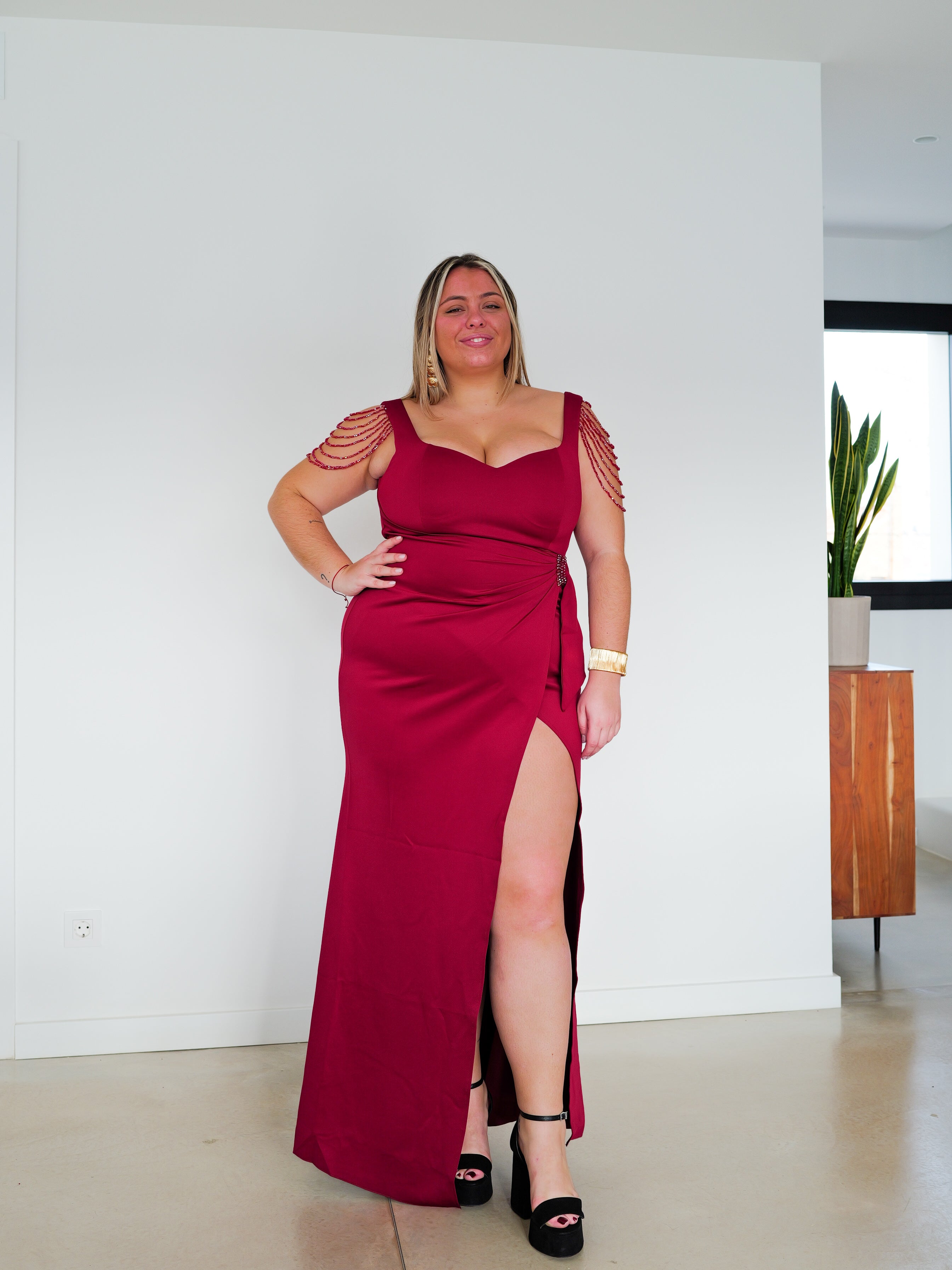 Robe longue avec détails d'épaules bordeaux