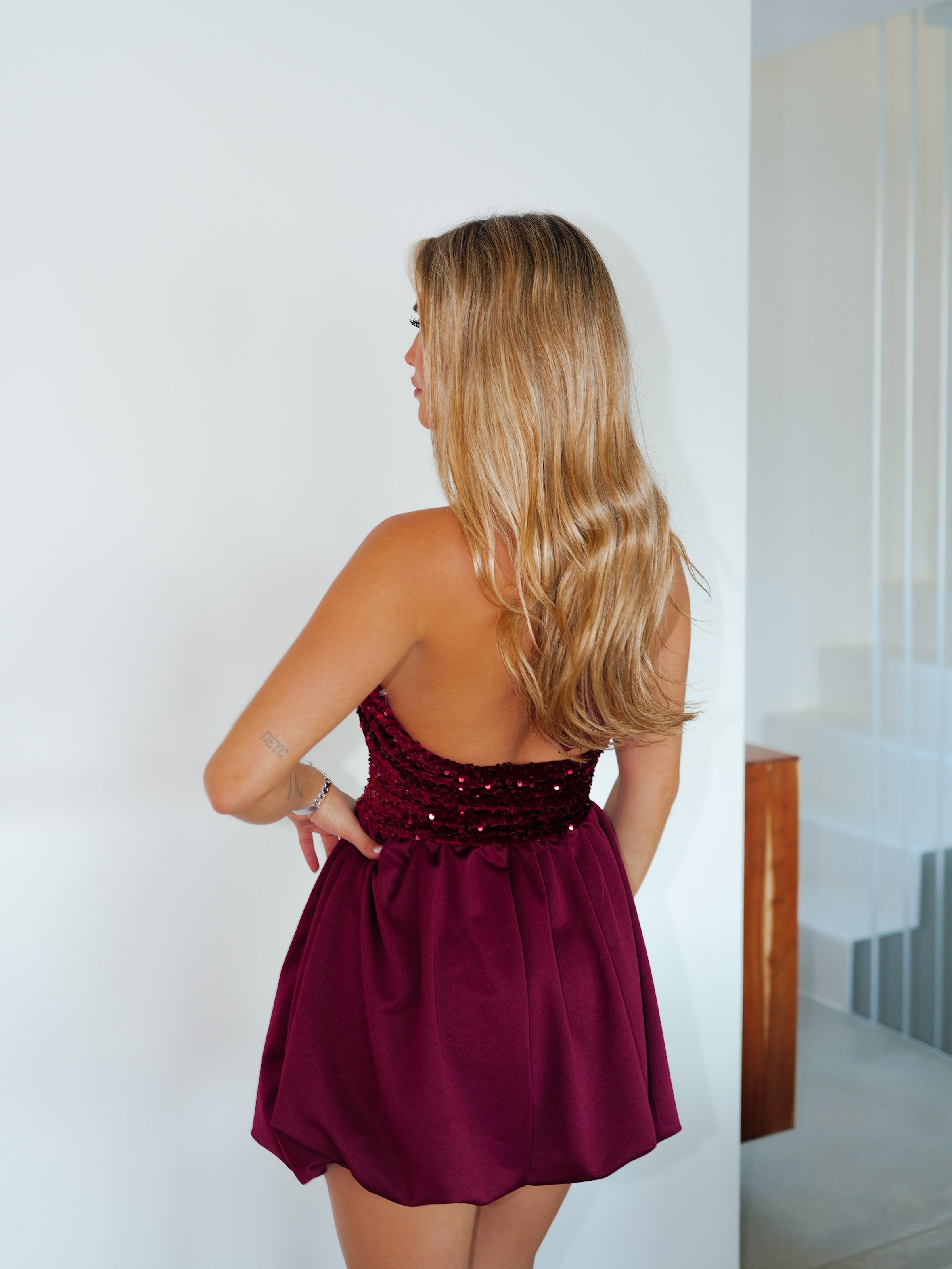 Mini robe pompeuse à col licou de couleur bordeaux