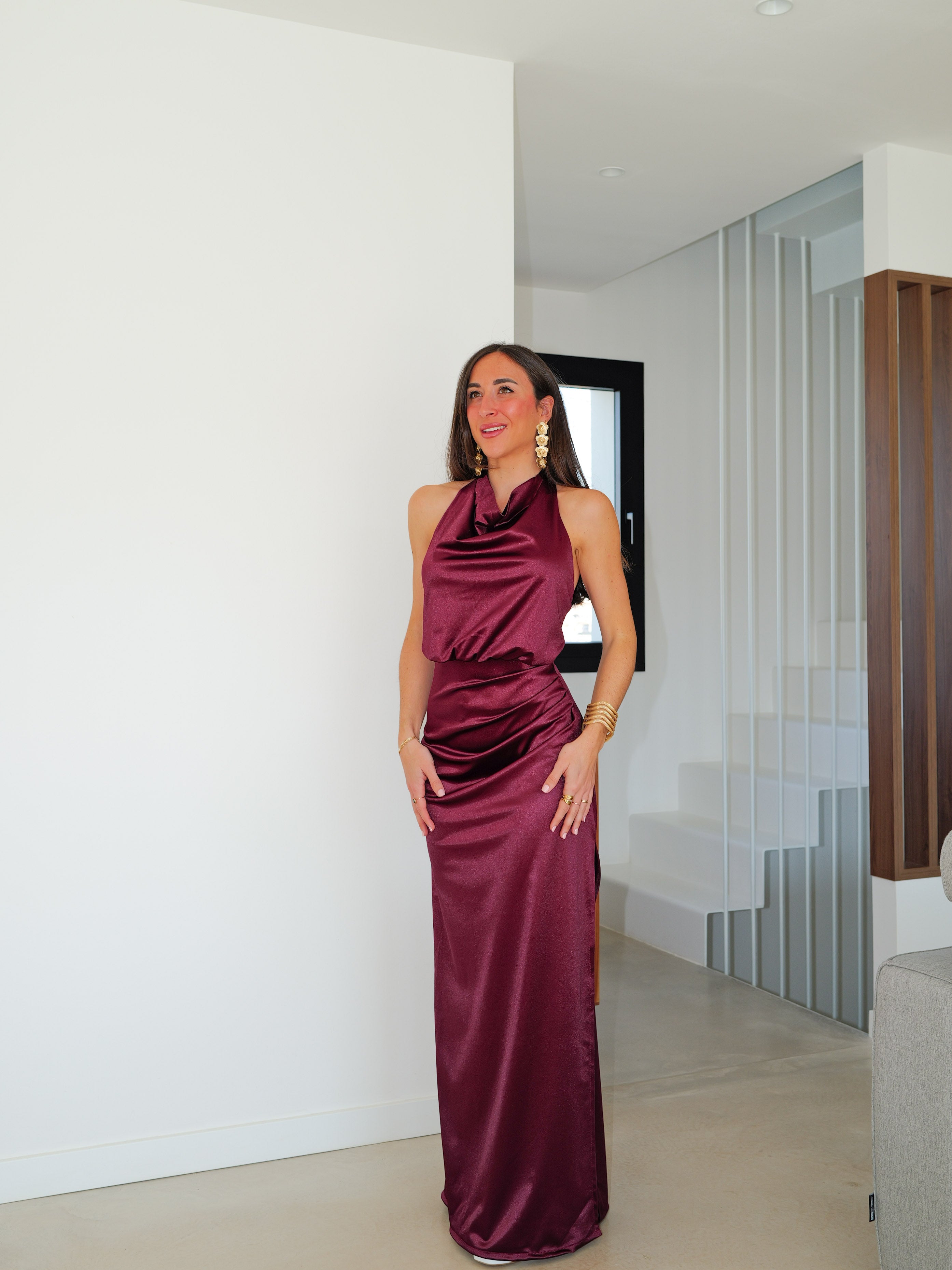 Robe longue à dos nu en satin bordeaux