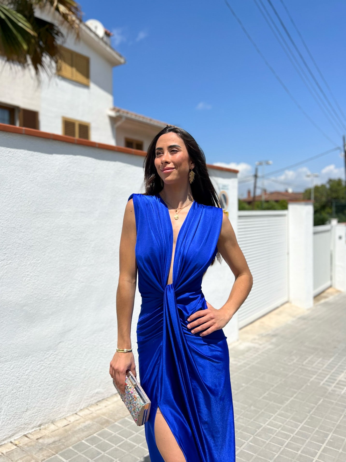 Robe décolletée à nœud bleu