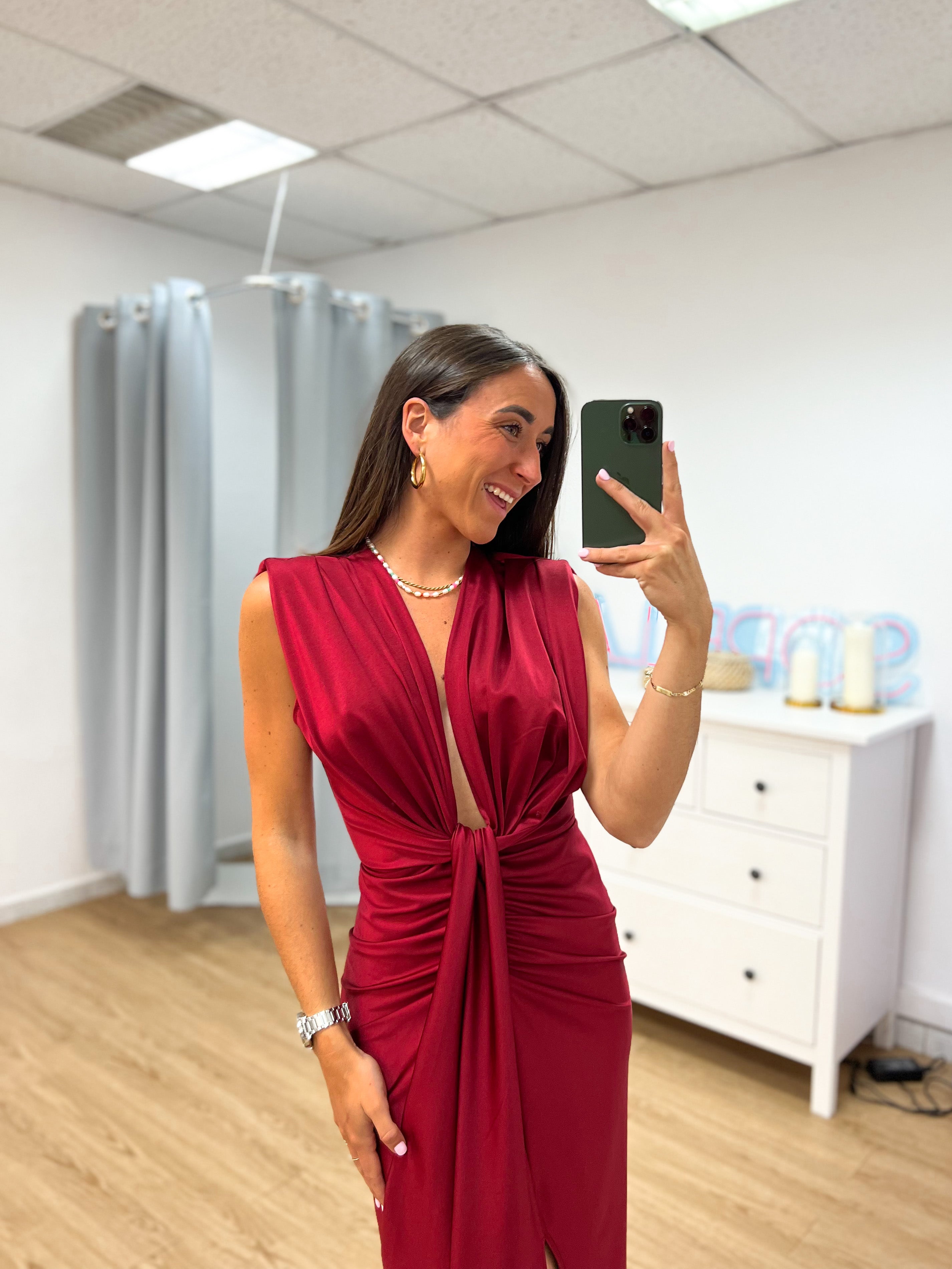 Robe bordeaux avec encolure à nœuds