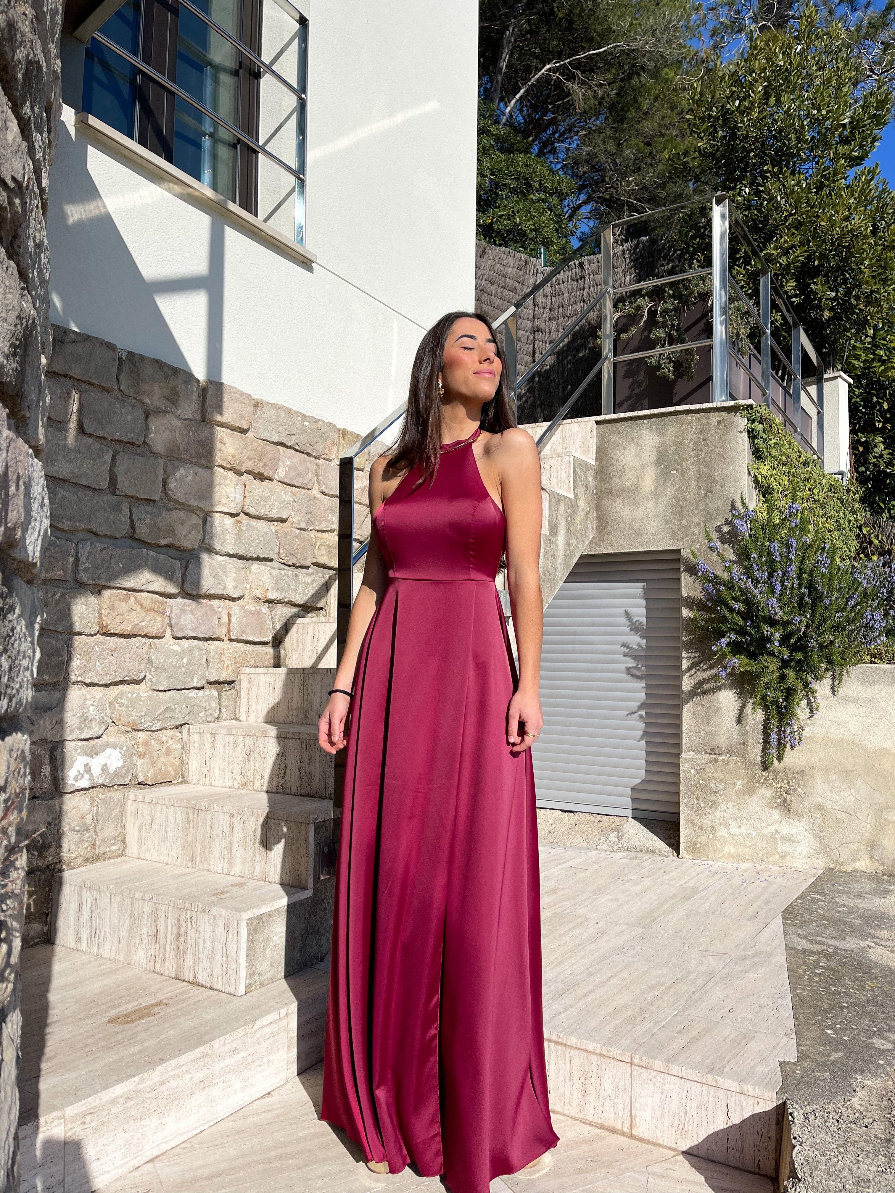 Robe dos nu en satin de Bourgogne