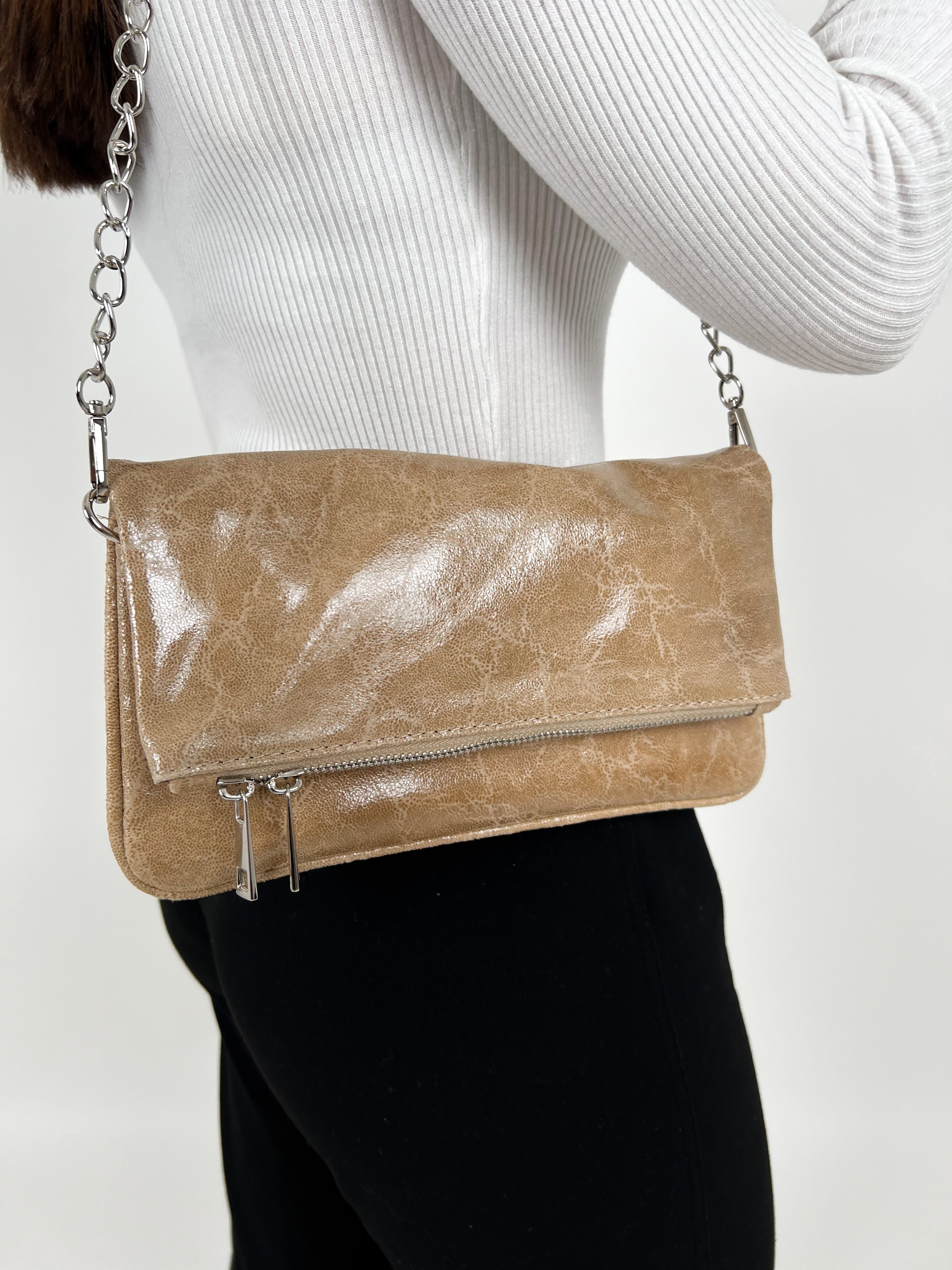 Sac en cuir beige à chaînes brillantes