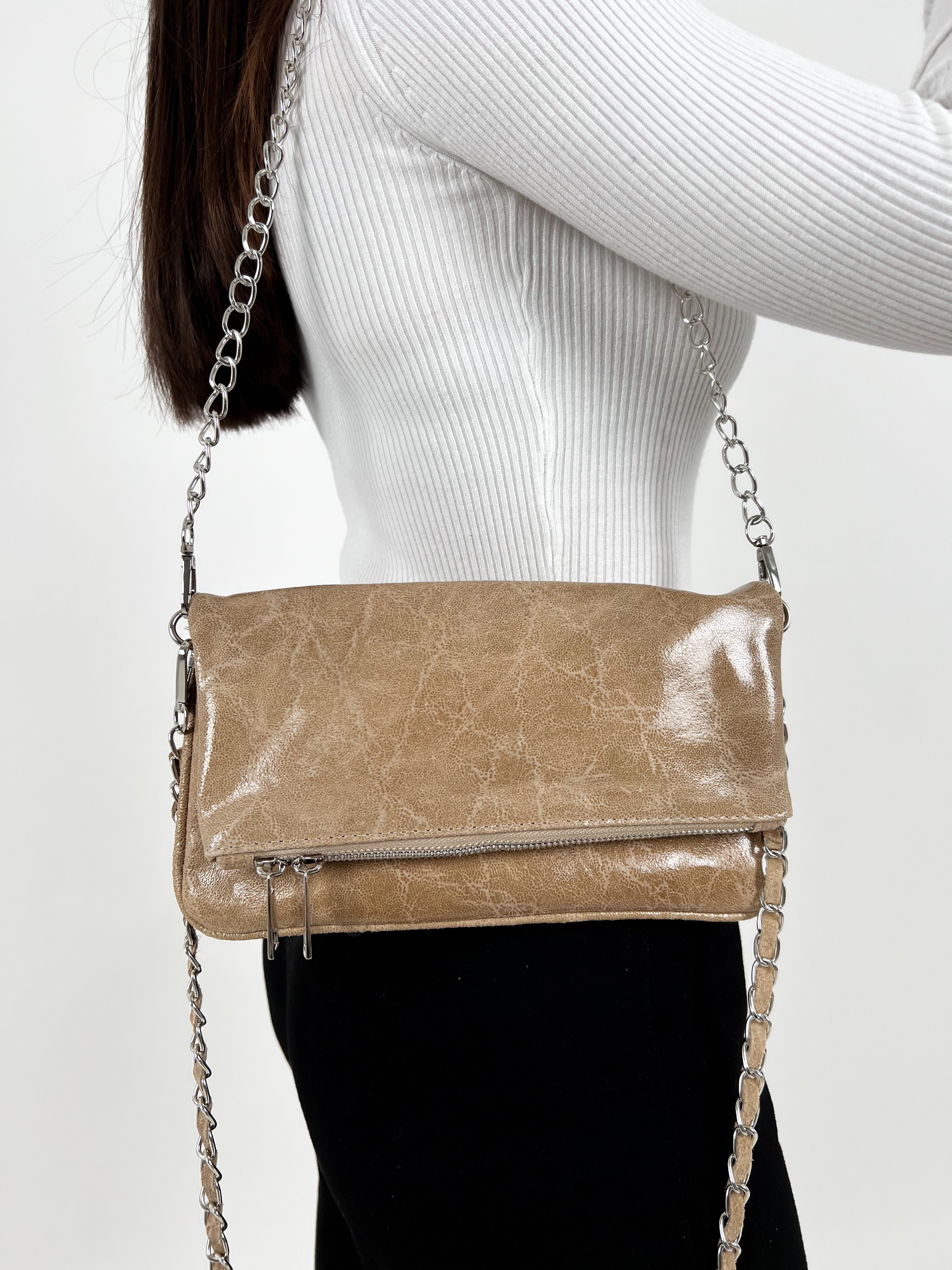 Sac en cuir beige à chaînes brillantes