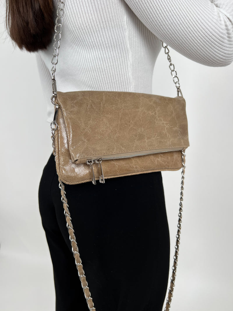 Sac en cuir beige à chaînes brillantes