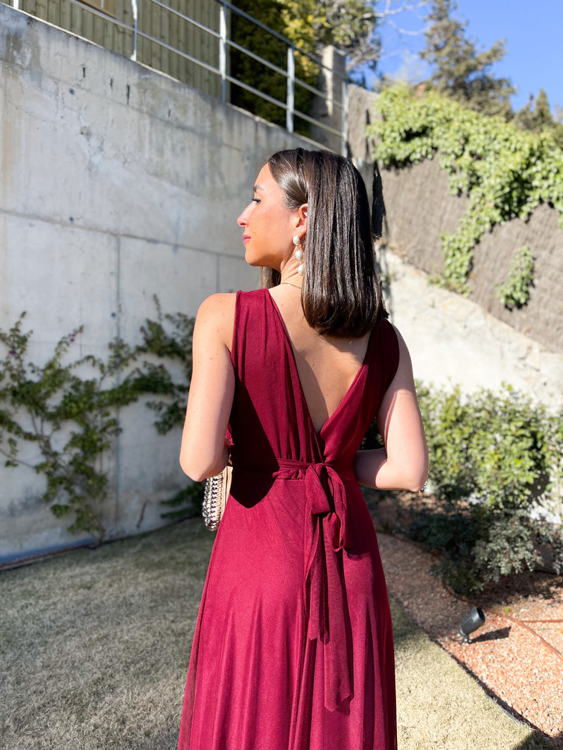 Robe en tulle à col en V de couleur bourgogne