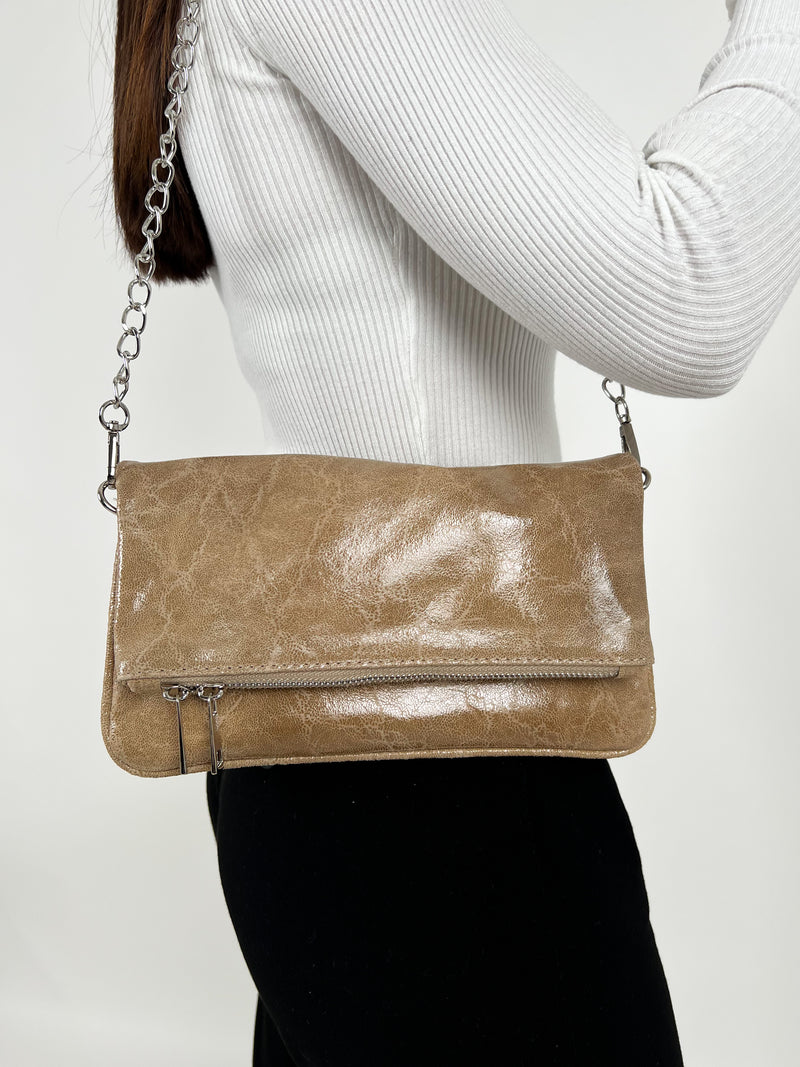 Sac en cuir beige à chaînes brillantes