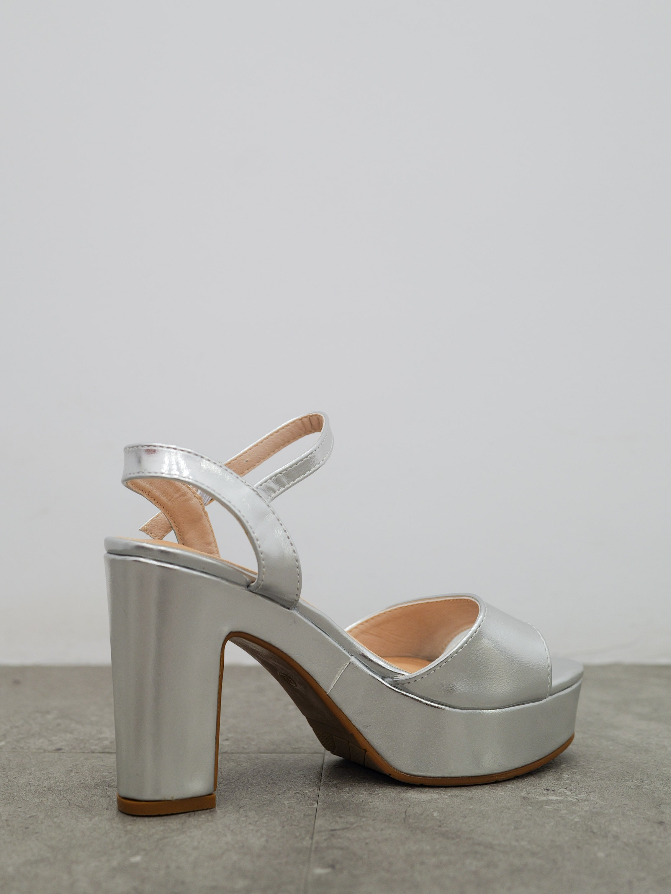 Sandalo basso argentato con plateau