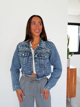 Giacca crop in denim con borchie