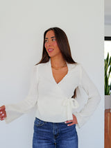 Pullover bianco incrociato con fiocco