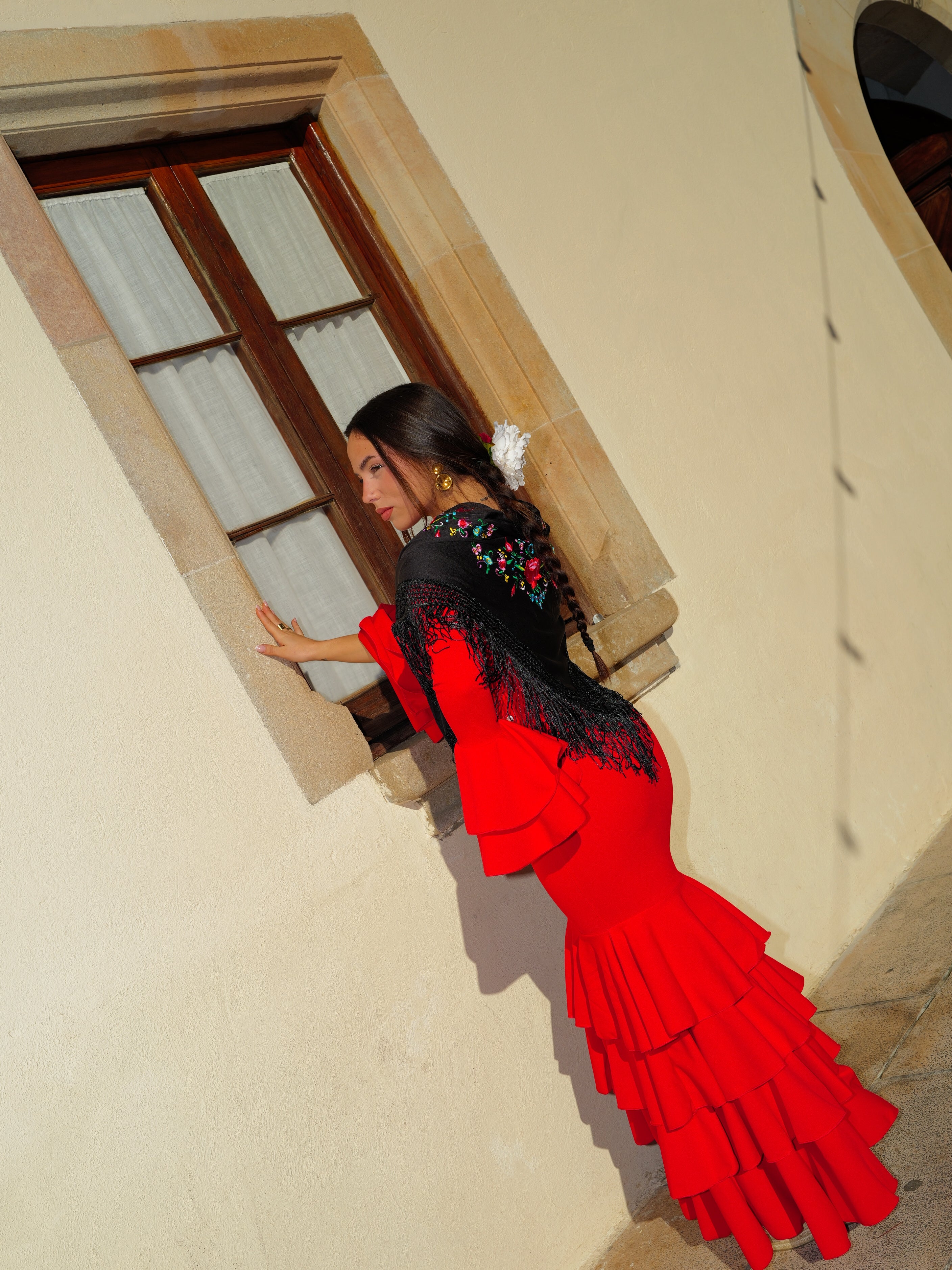 Scialle da flamenco ricamato con fiori neri