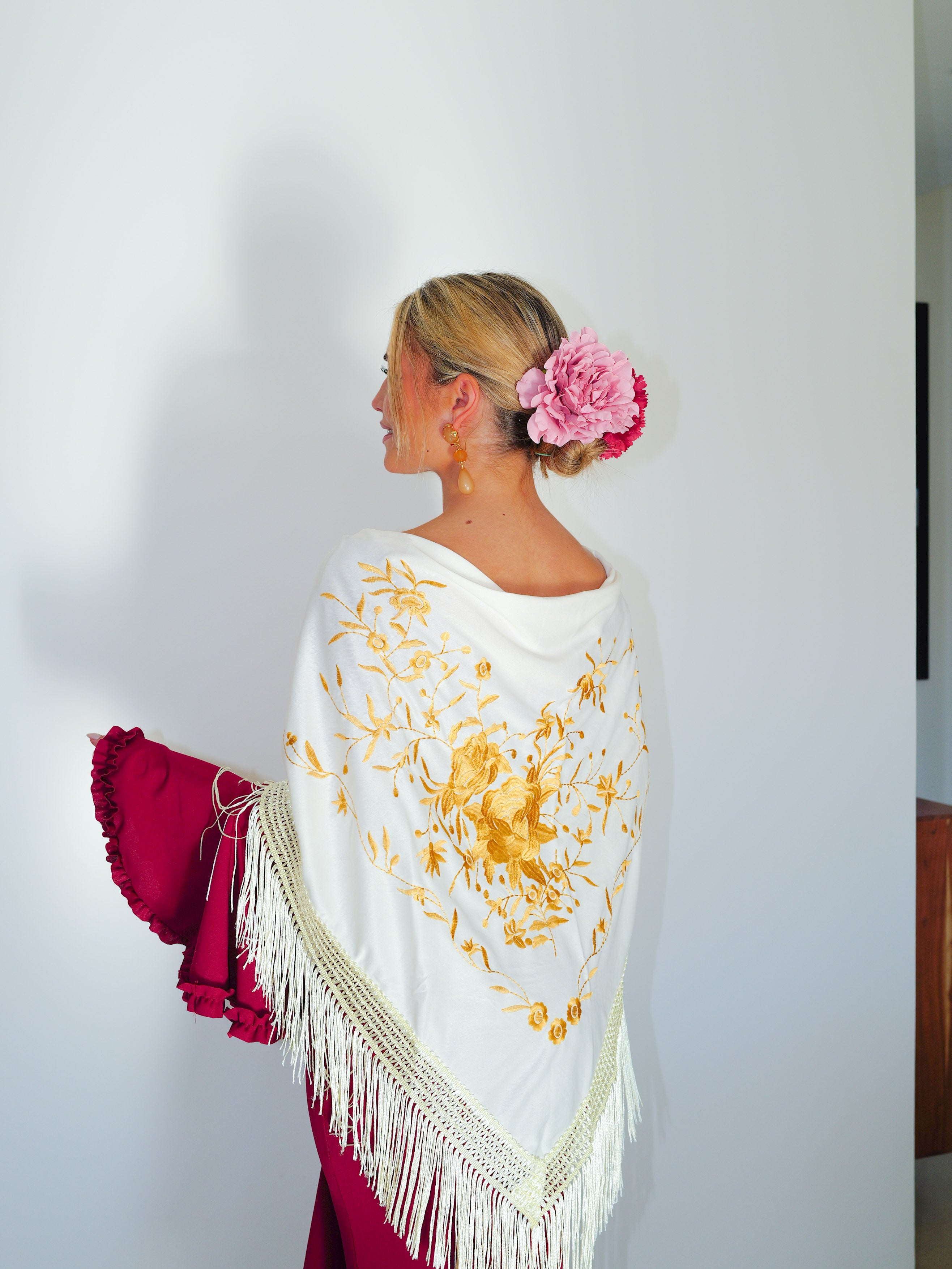 Scialle flamenco ricamato con fiori color crema