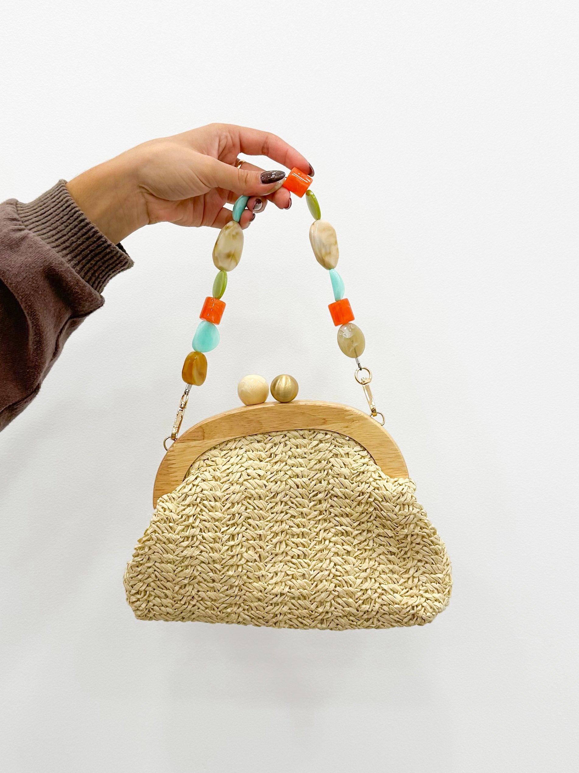 Pochette in rafia beige con pietre e perline