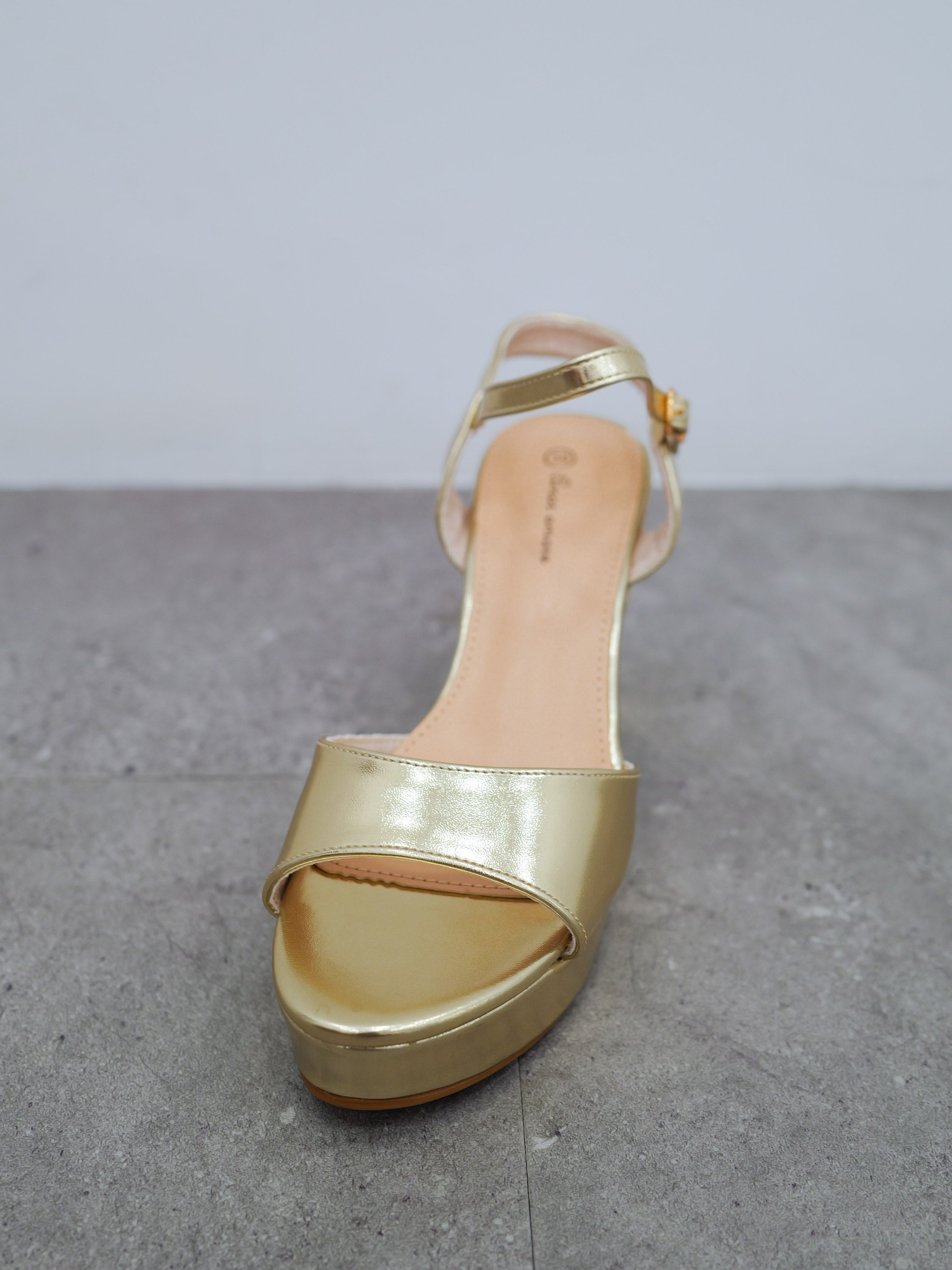 Sandalo basso con plateau in oro