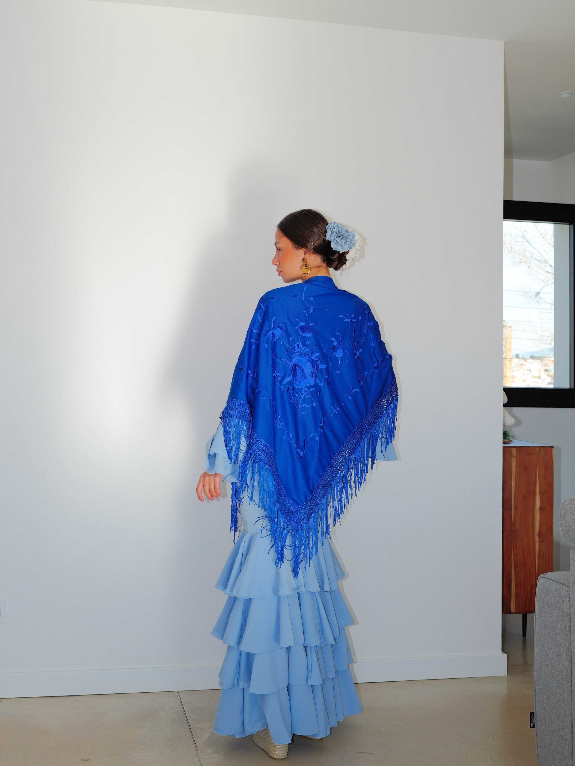 Scialle flamenco ricamato con fiori klein