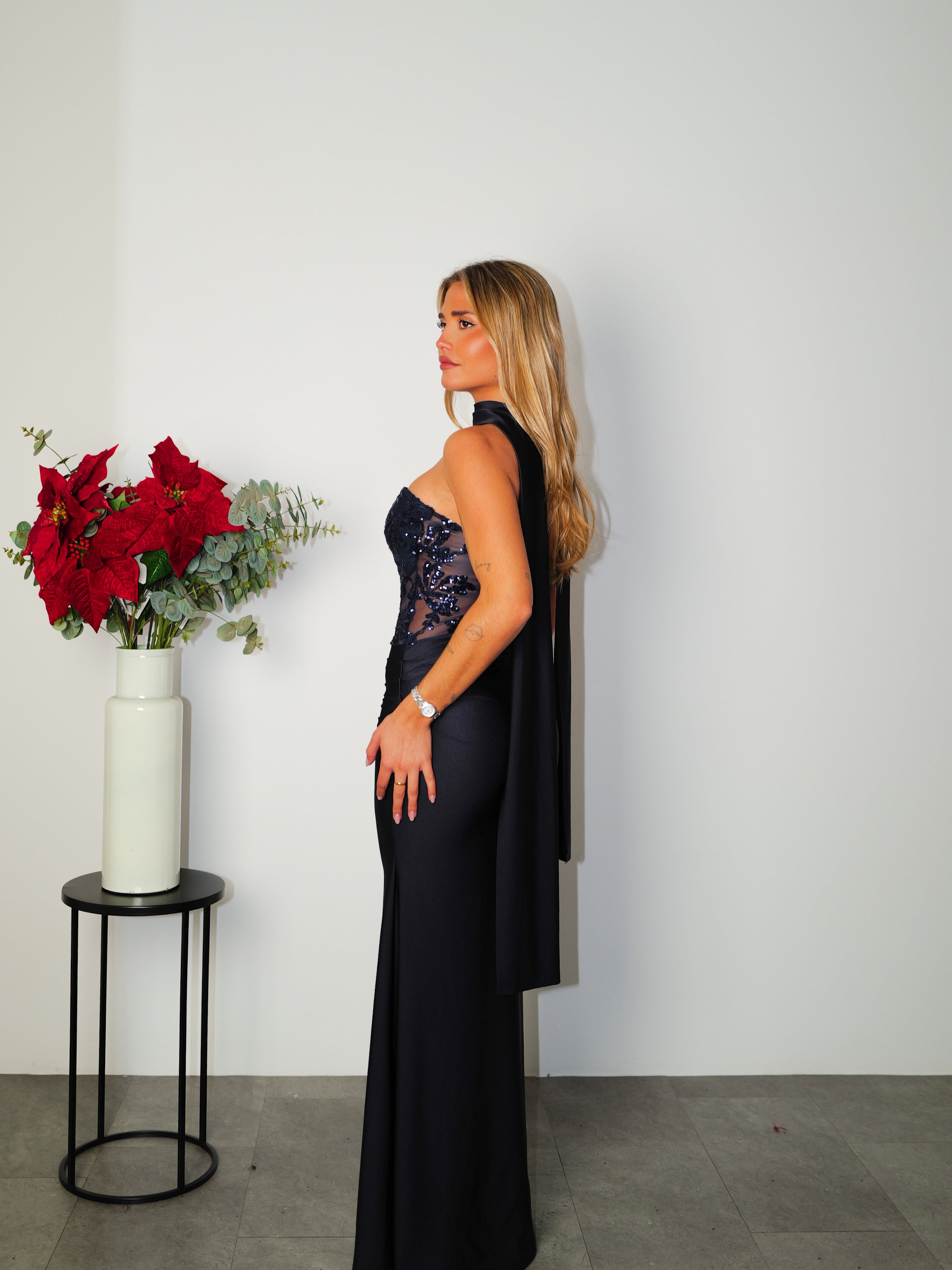 Abito lungo con dettagli a girocollo in stile navy