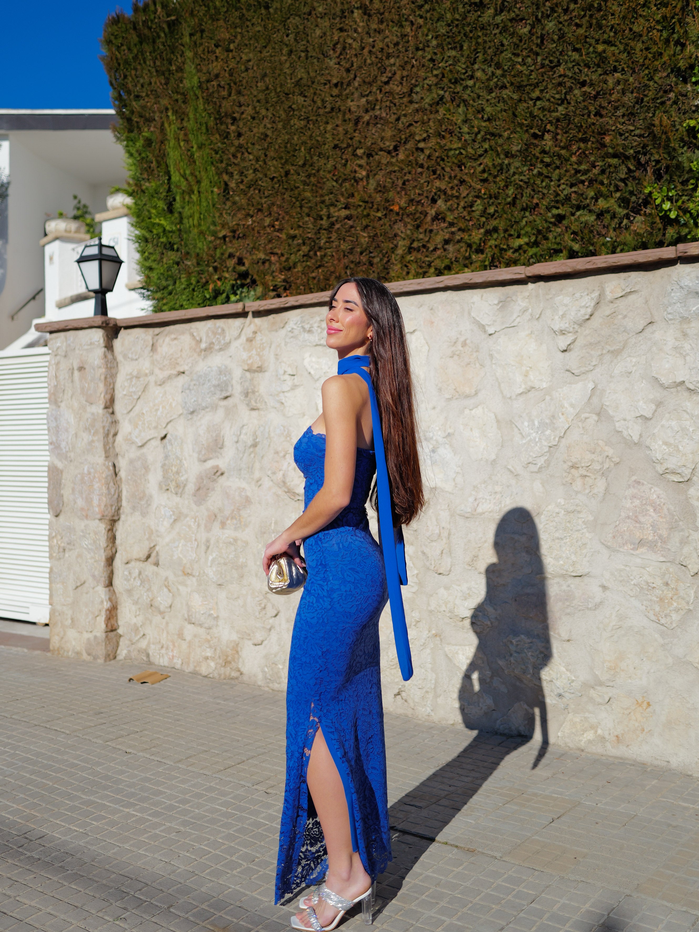 Abito in pizzo blu con girocollo