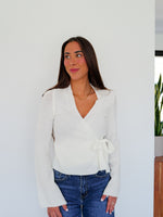 Pullover bianco incrociato con fiocco