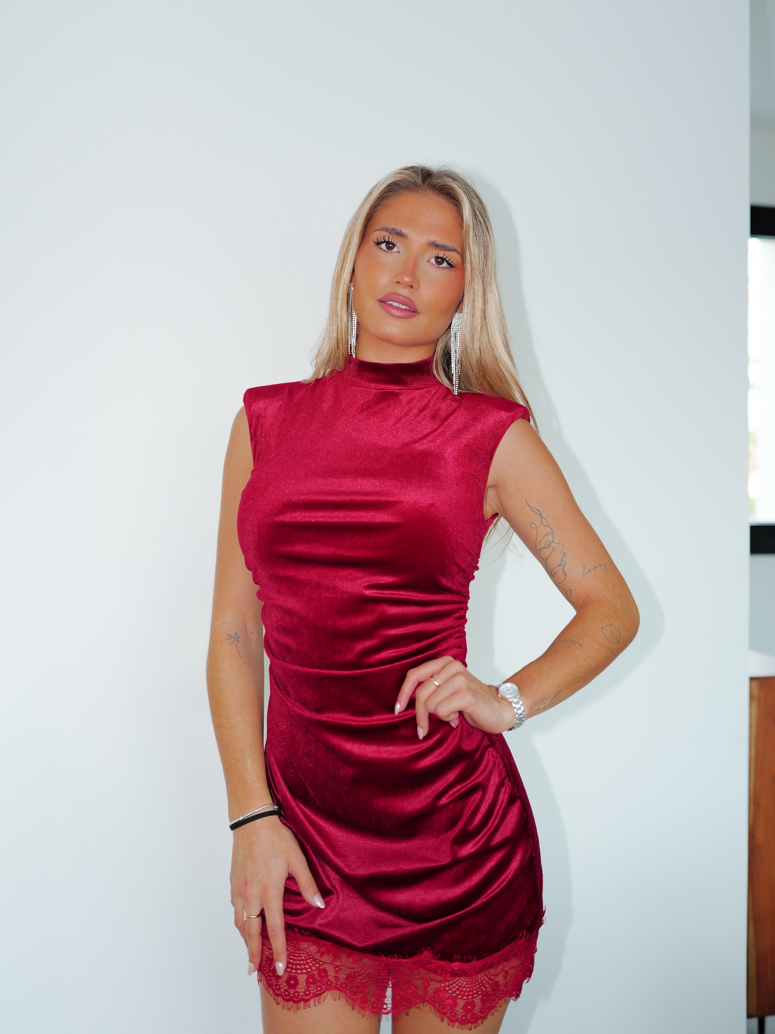 Mini abito in velluto bordeaux con fondo lingerie bordeaux