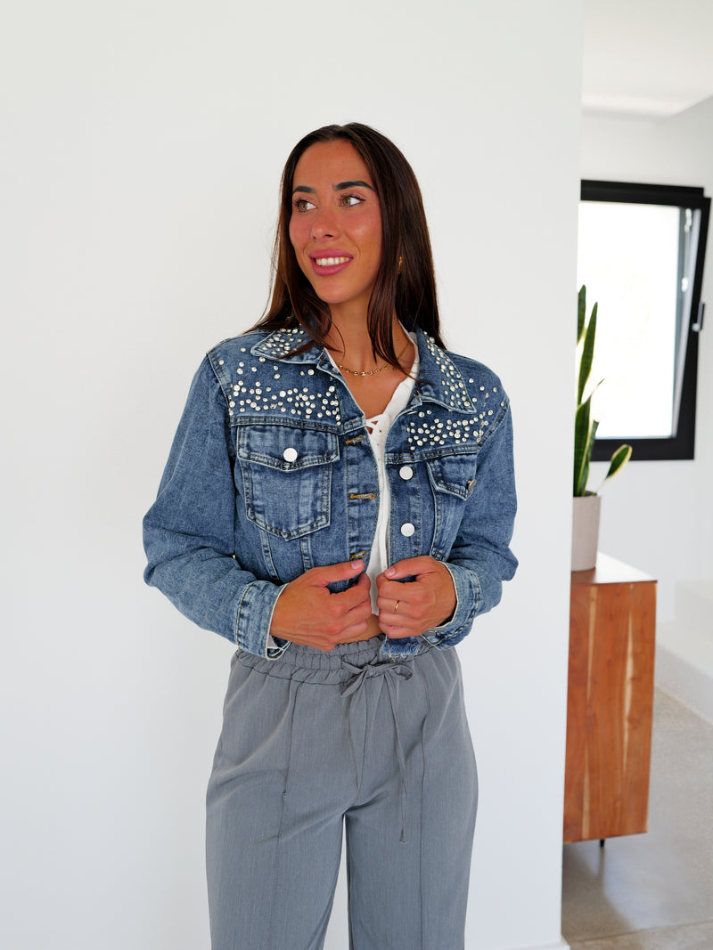 Giacca crop in denim con borchie