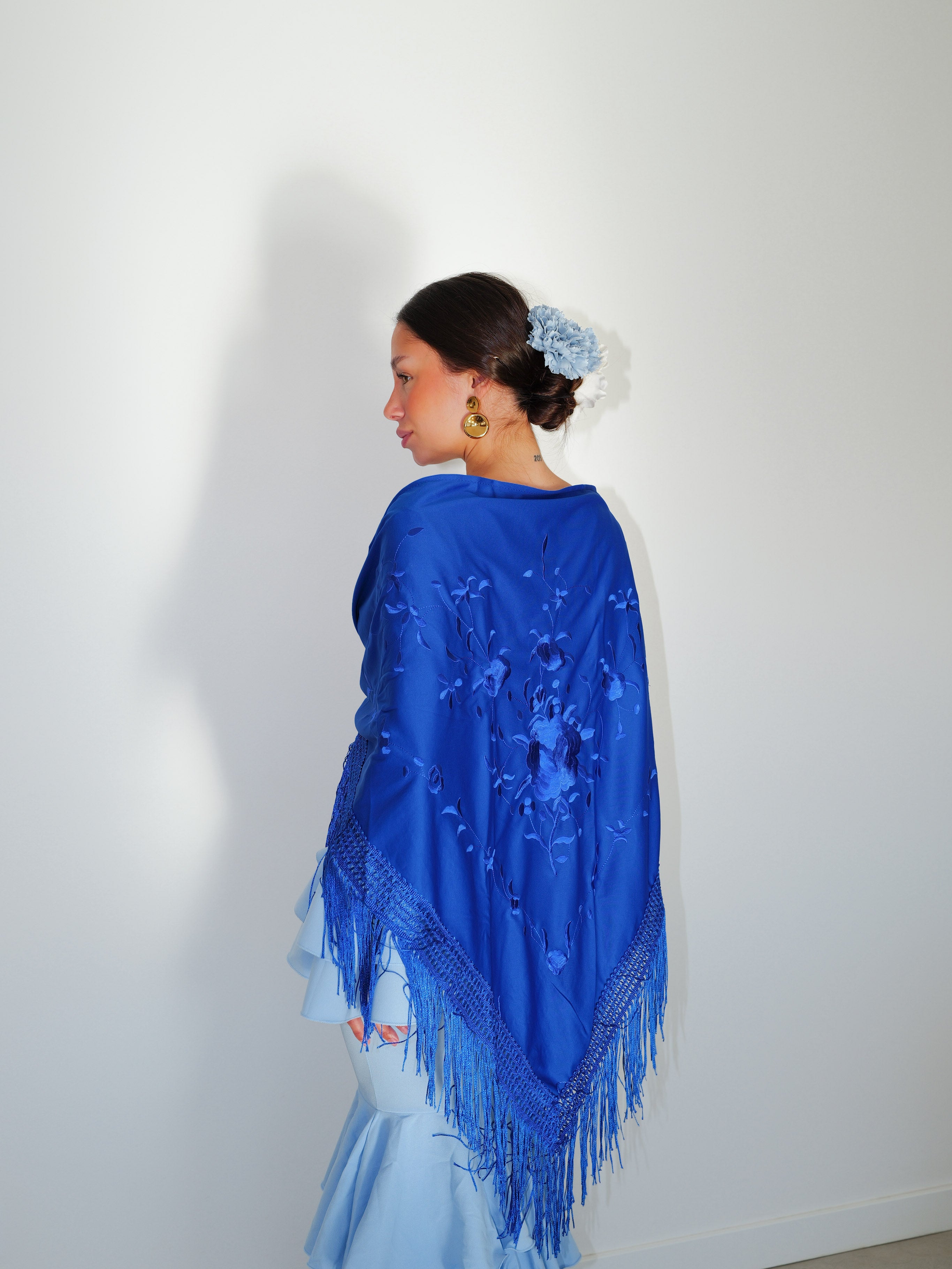 Scialle flamenco ricamato con fiori klein