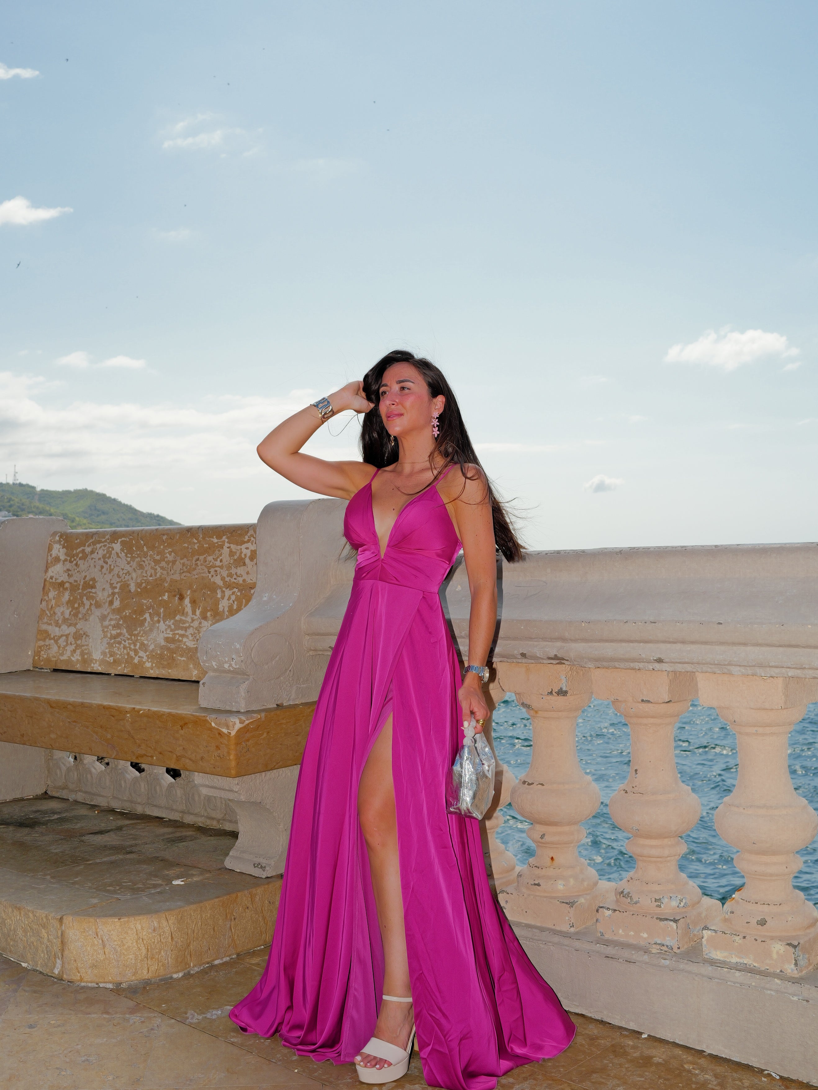 Abito in raso fucsia con scollo a V