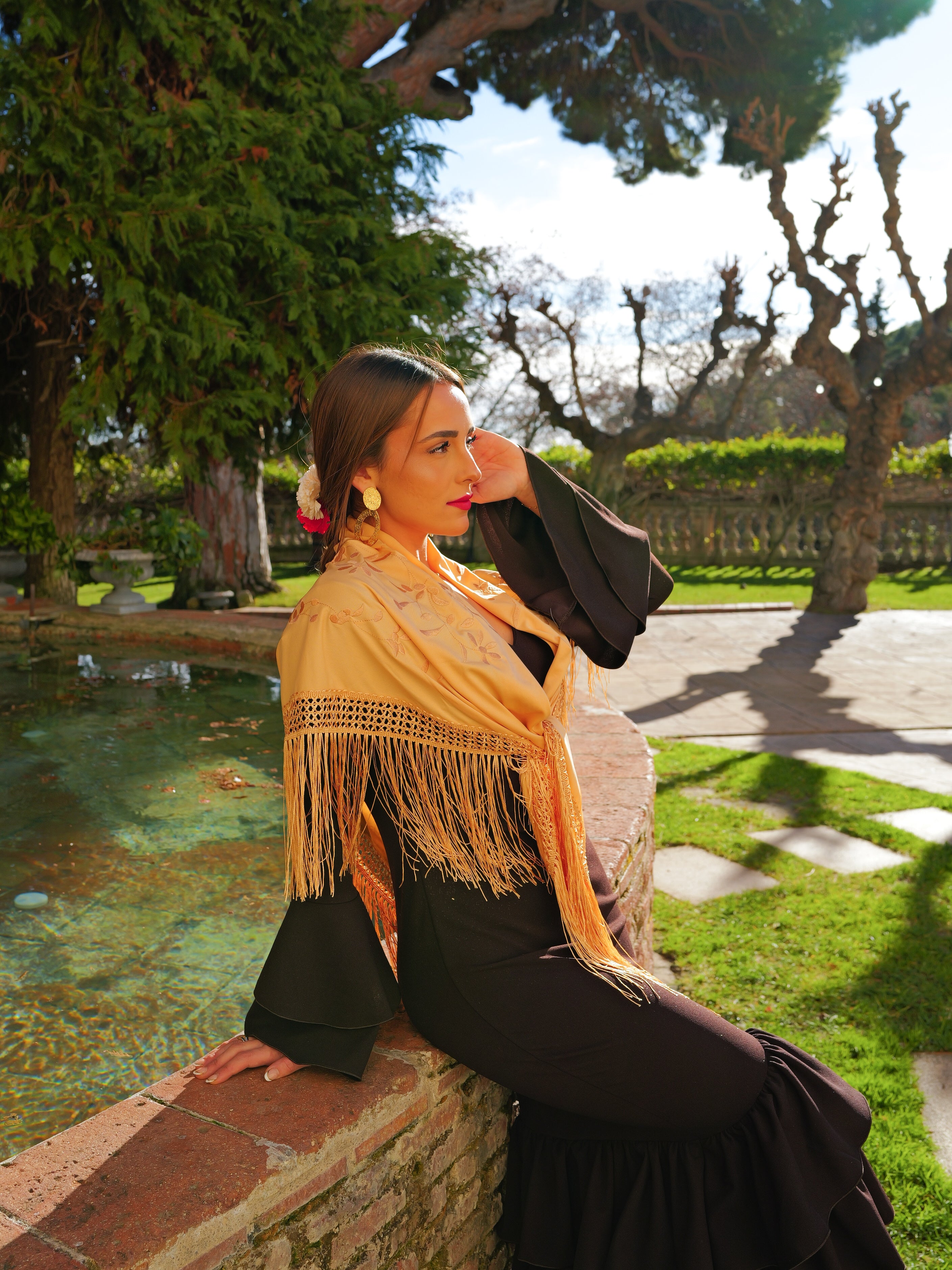 Scialle flamenco ricamato con fiori color bronzo