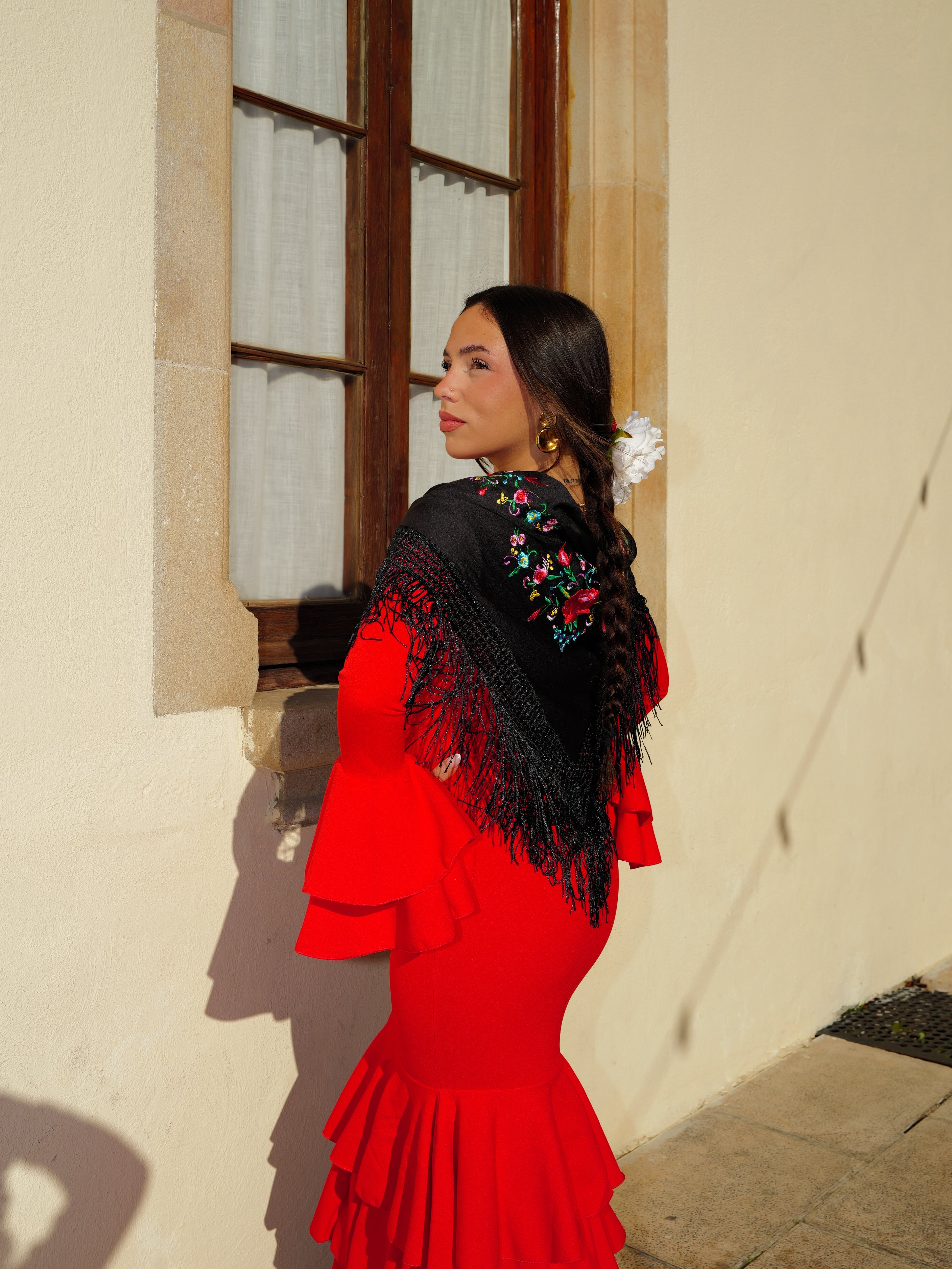 Scialle da flamenco ricamato con fiori neri