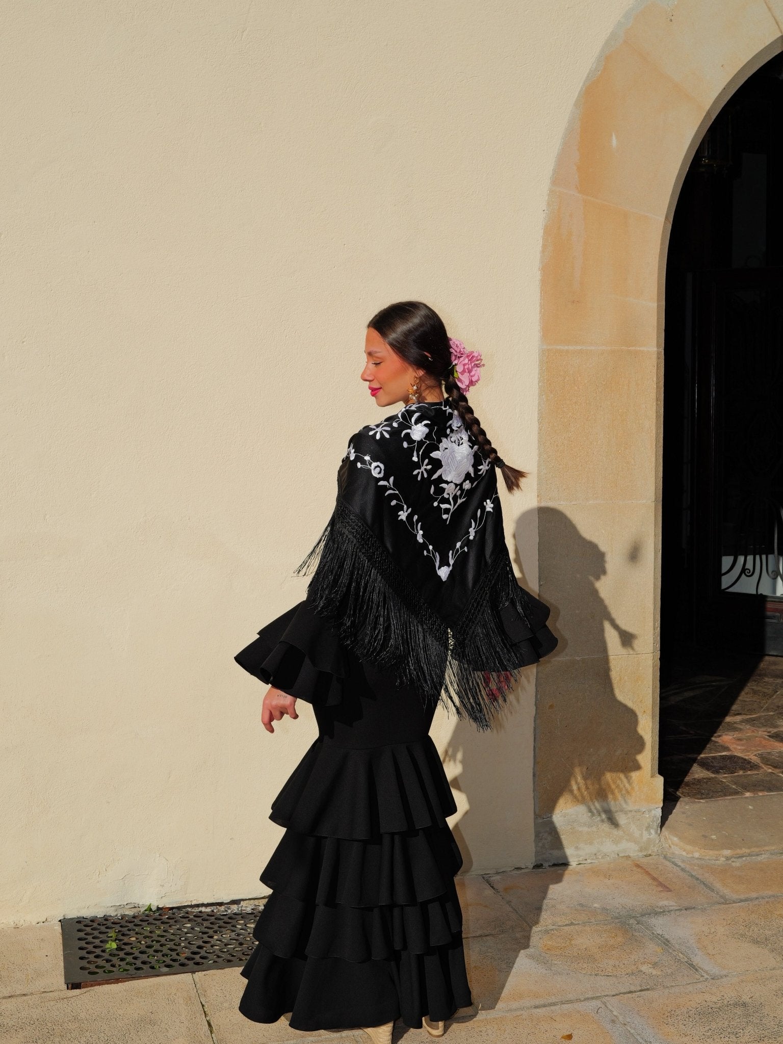 Scialle flamenco ricamato con fiori neri - SORELLAS
