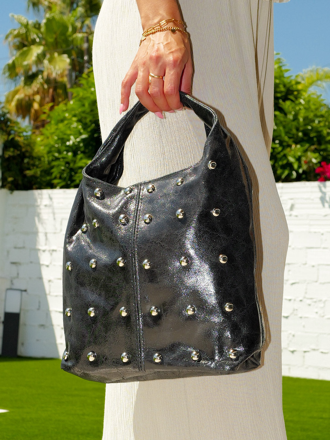 Borsa a tracolla nera con borchie