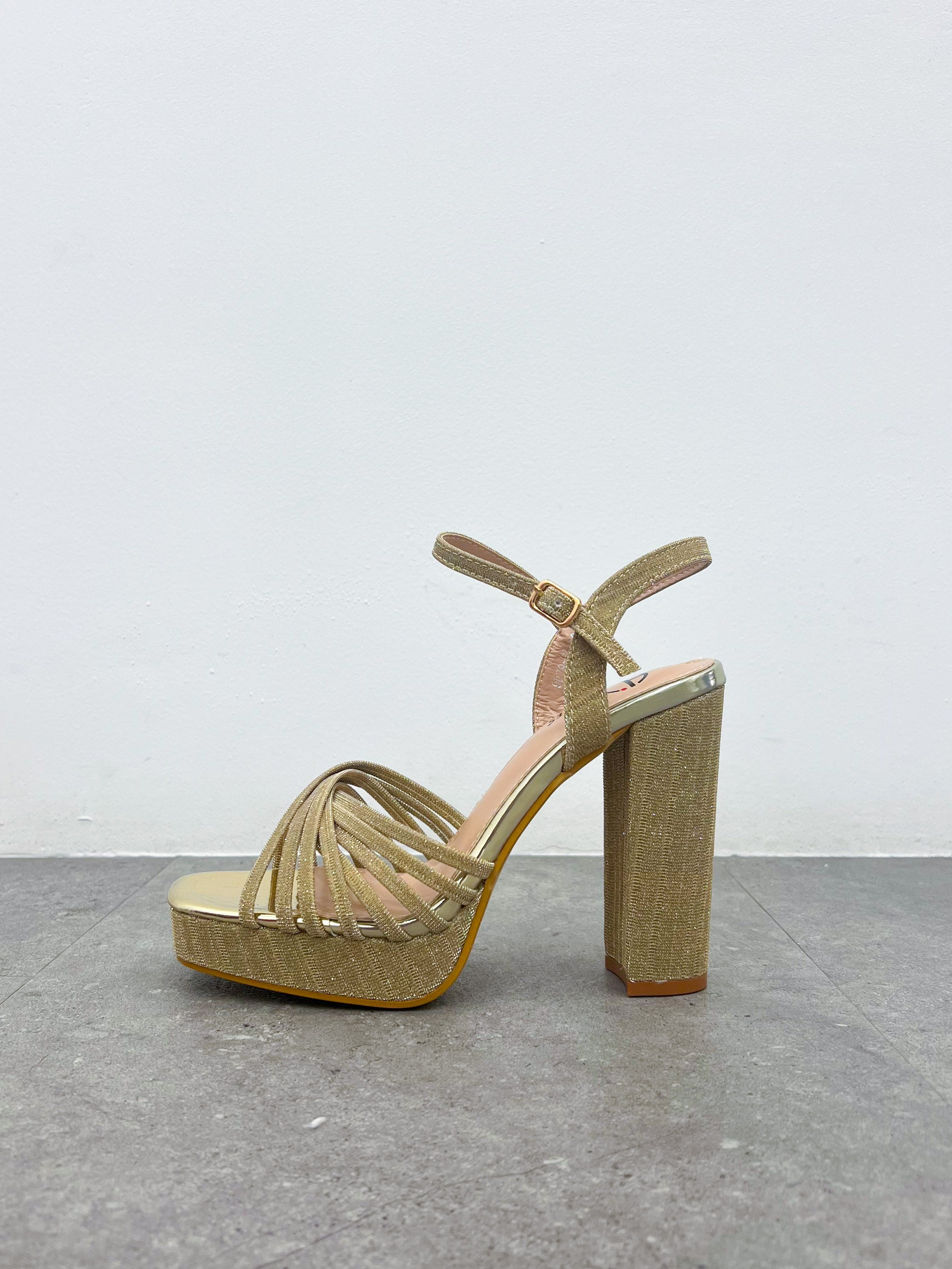 Sandalo intrecciato in glitter oro