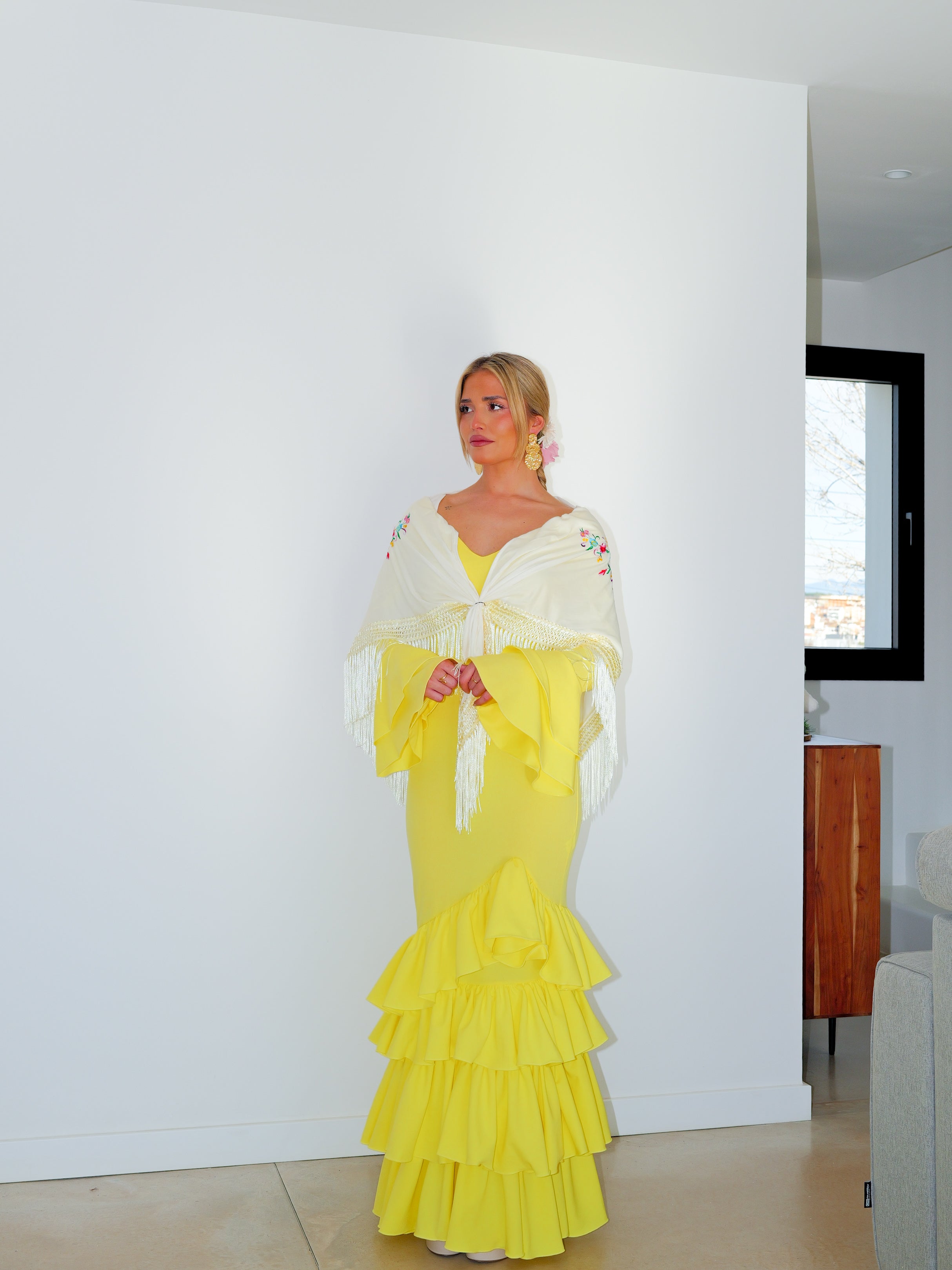 Scialle flamenco ricamato con fiori beige