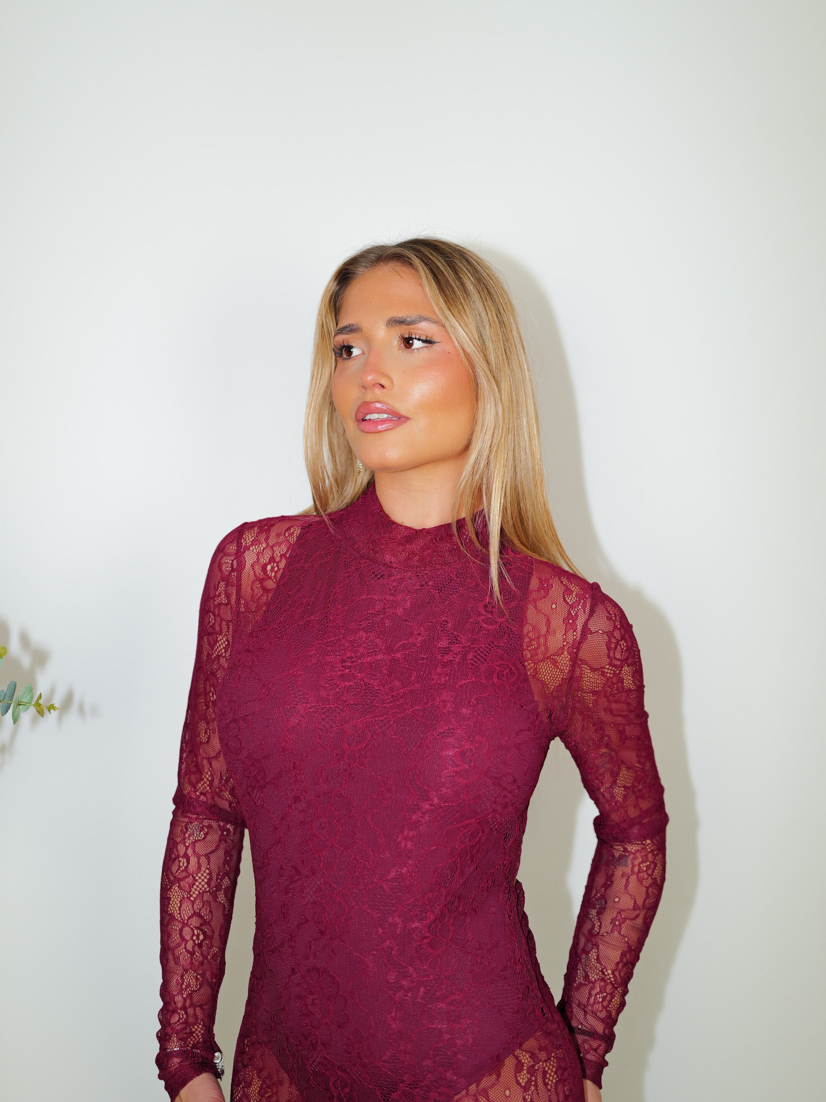 Abito bodycon lungo in pizzo bordeaux